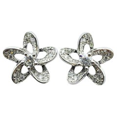 Orecchini a perno con diamanti taglio Brilliante a cinque petali di fiori in oro bianco 18 carati