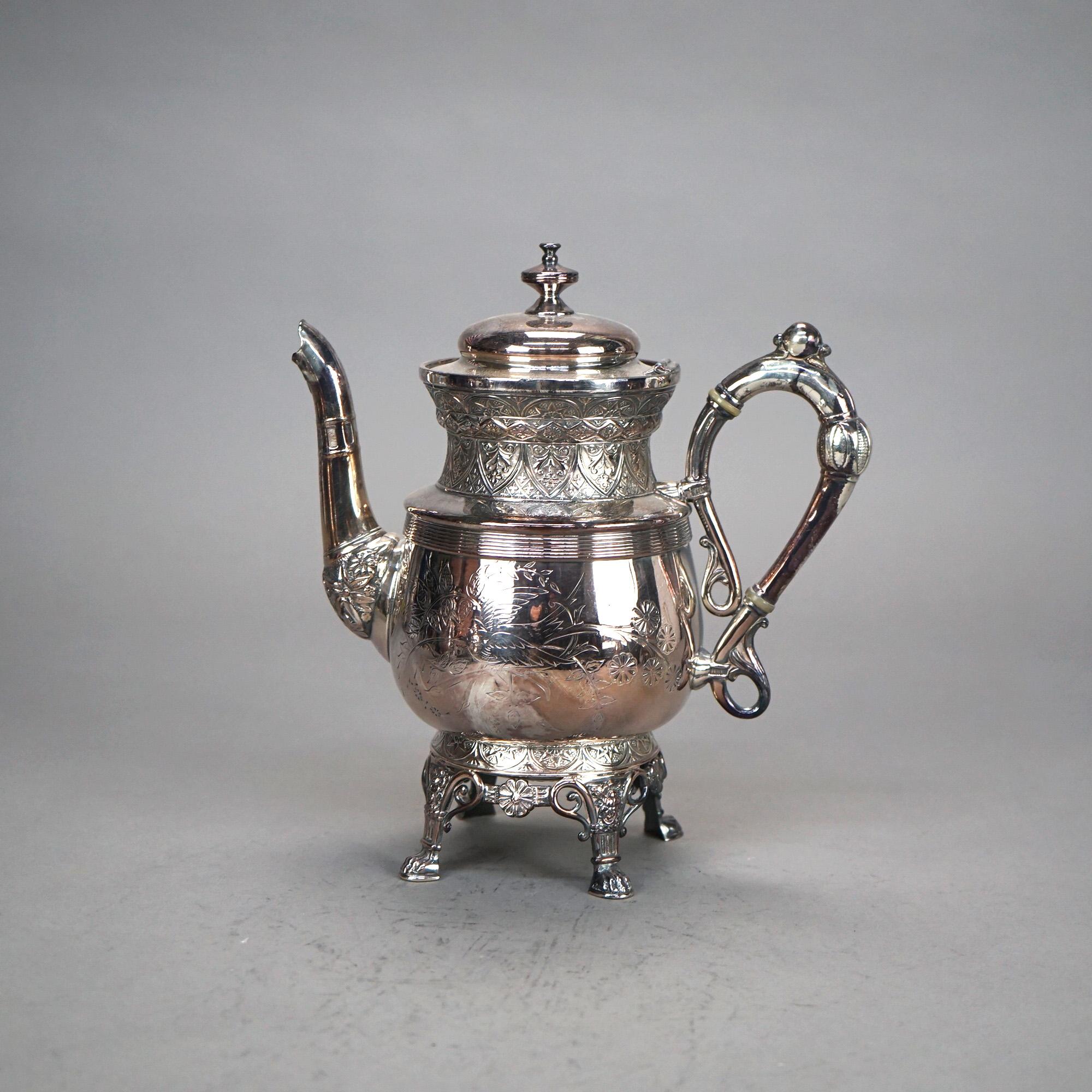 Servizio da tè antico a cinque pezzi con piedi a zampa d'asino e placcatura in argento con incisione a fogliame C1890

Misure - 11,75 
