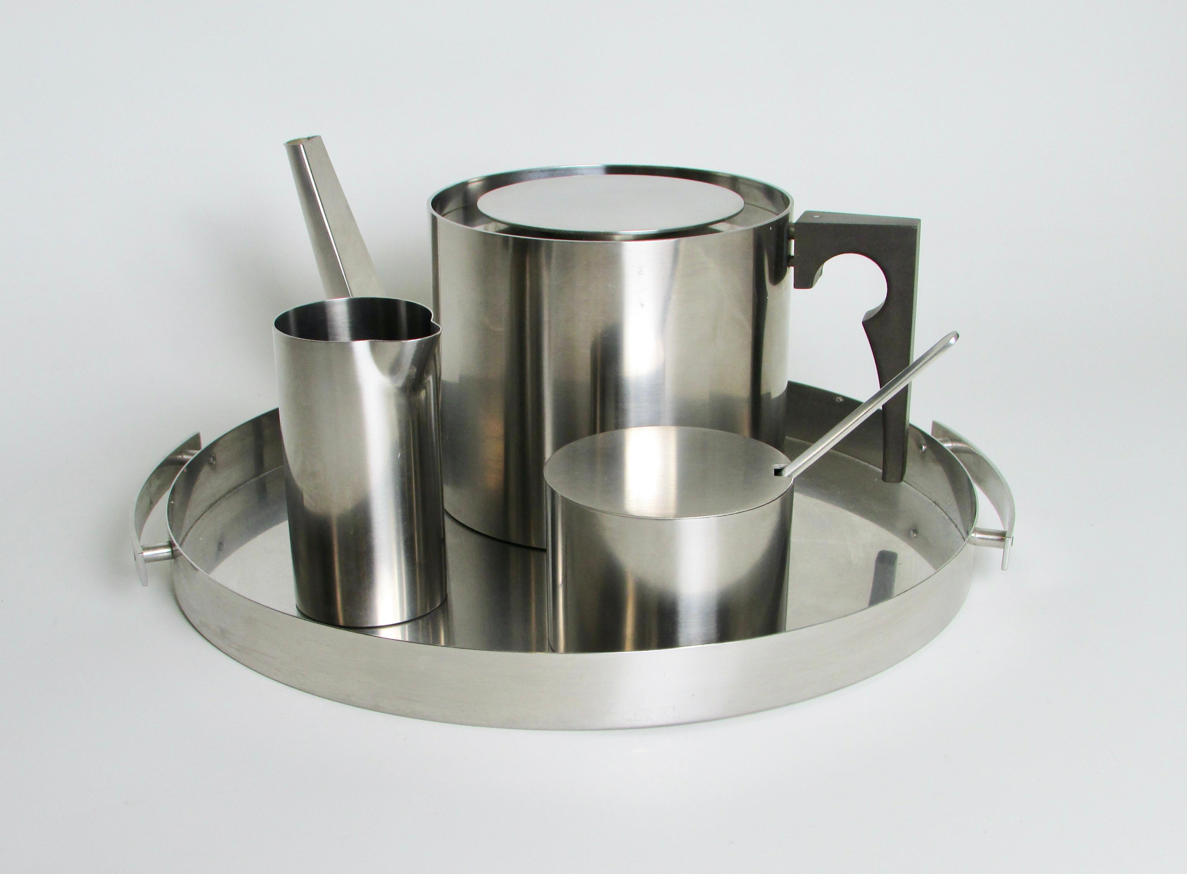Fünf Stück des formschönen und ergonomischen Stelton Teeservices aus Edelstahl. Diese sind aus der von Arne Jacobsen entworfenen Zylinderlinie. Jedes Stück besticht durch seine Schlichtheit und sein Design. Von der Teekanne ohne Ausguss und kleiner
