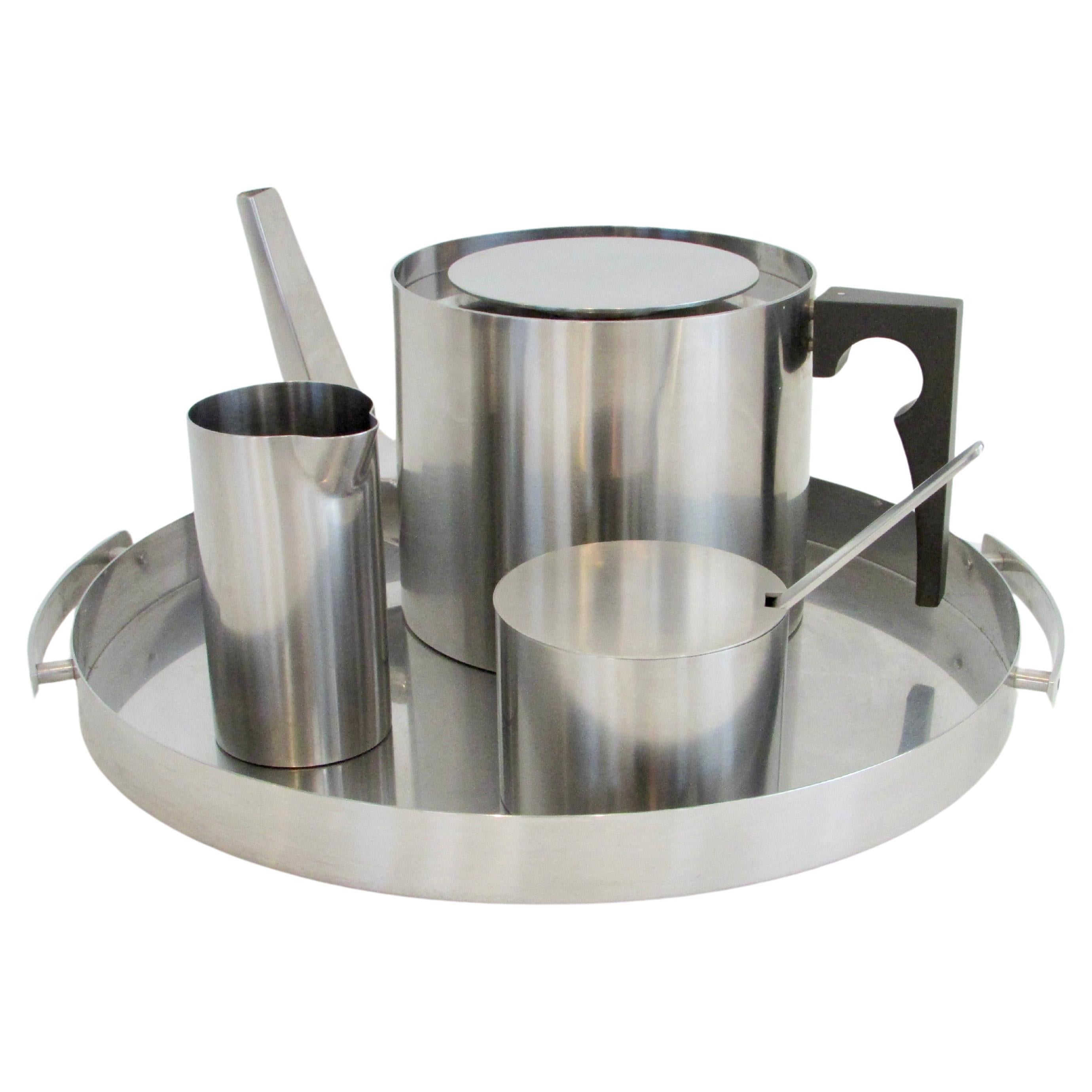Service à thé moderniste en acier inoxydable Stelton, cinq pièces, Arne Jacobsen