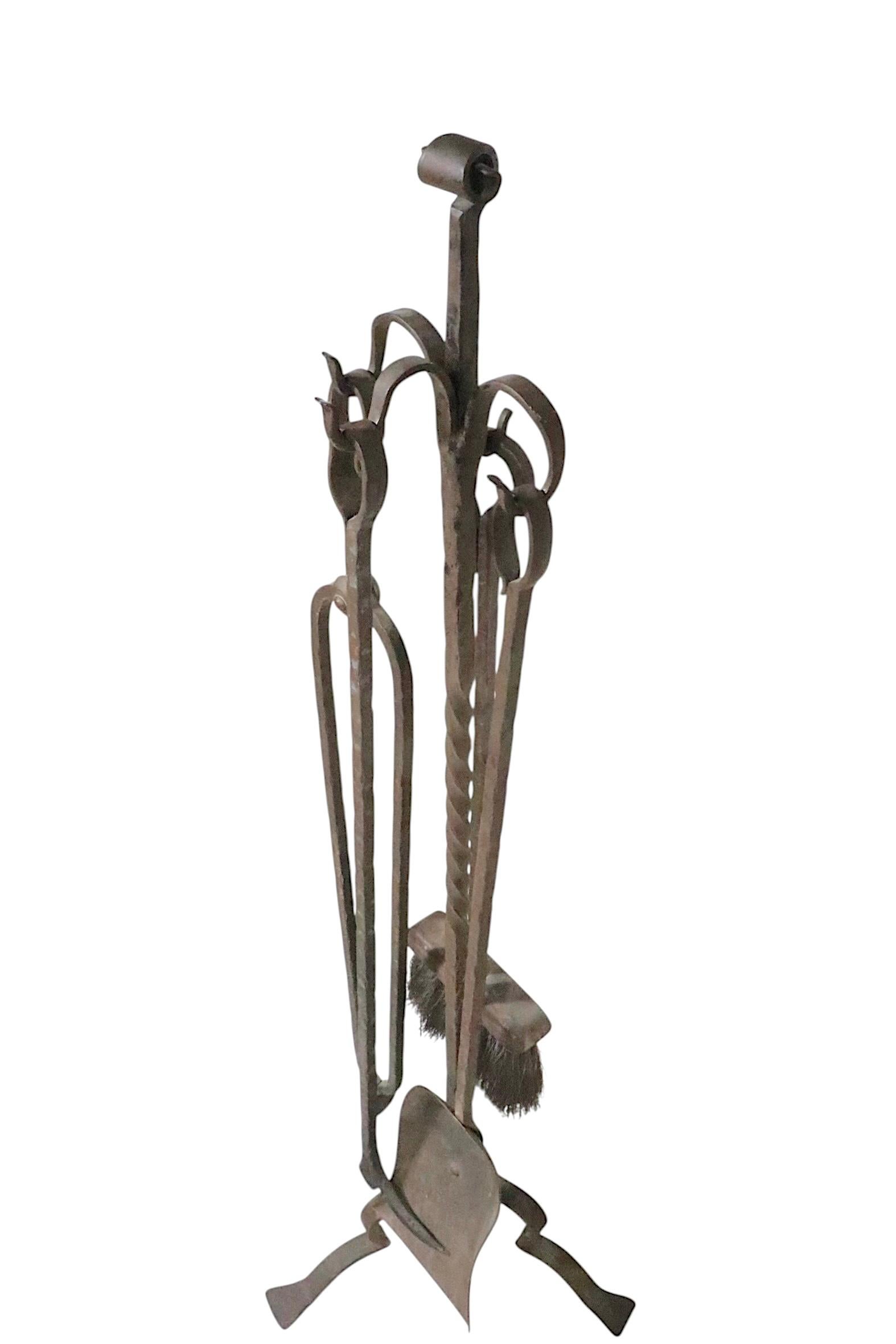 Set di attrezzi per caminetto in ferro battuto a mano di cinque pezzi Arts and Crafts in vendita 4