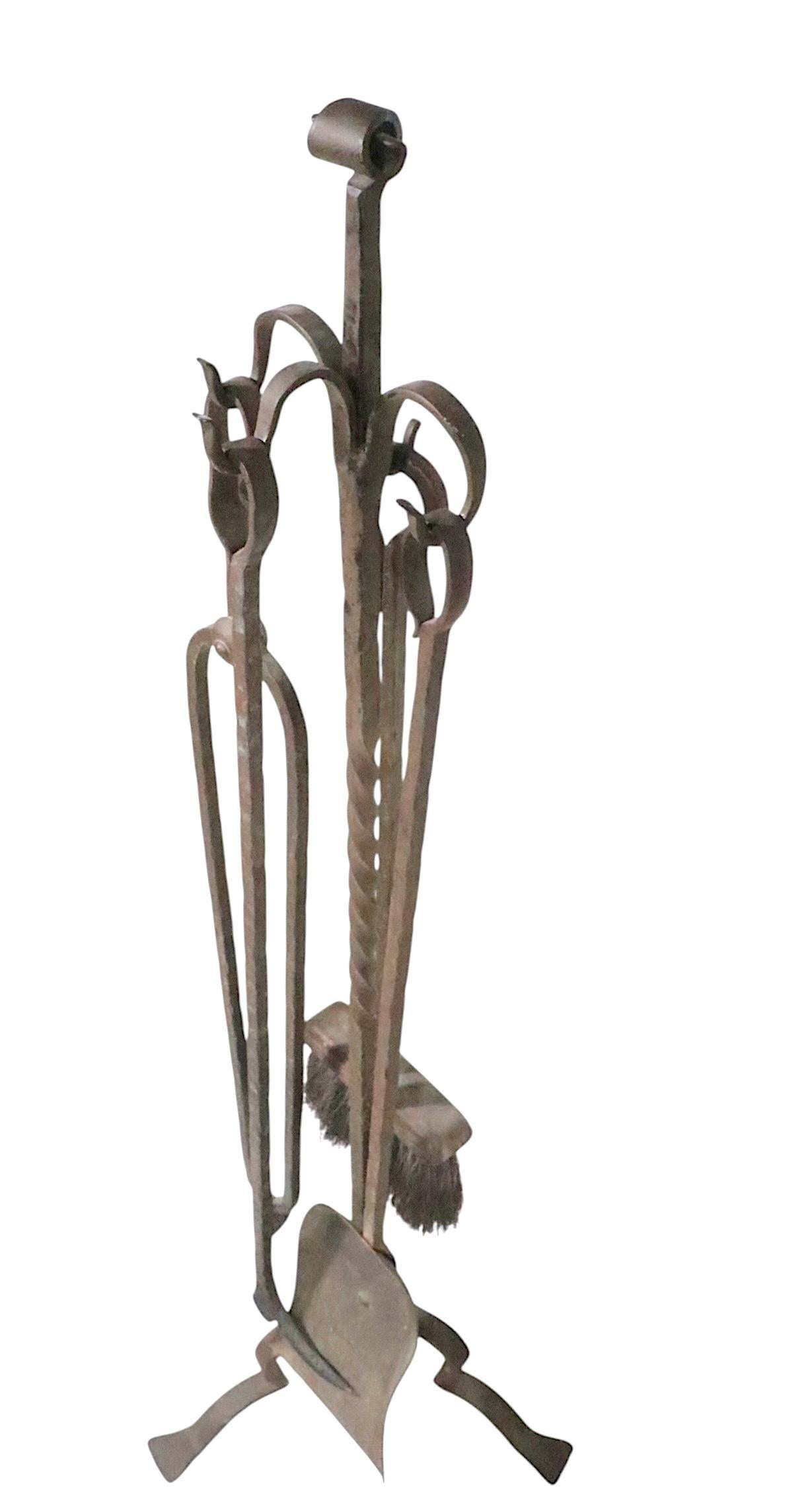 Set di attrezzi per caminetto in ferro battuto a mano di cinque pezzi Arts and Crafts in vendita 5