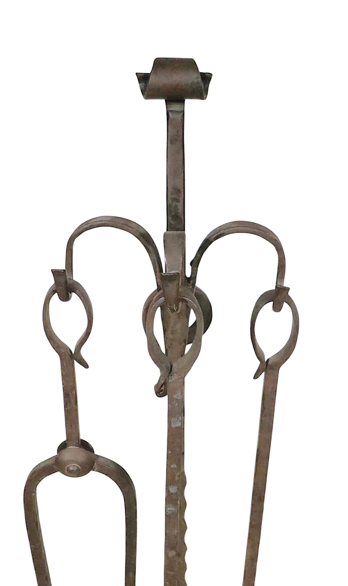 Set di attrezzi per caminetto in ferro battuto a mano di cinque pezzi Arts and Crafts in vendita 6