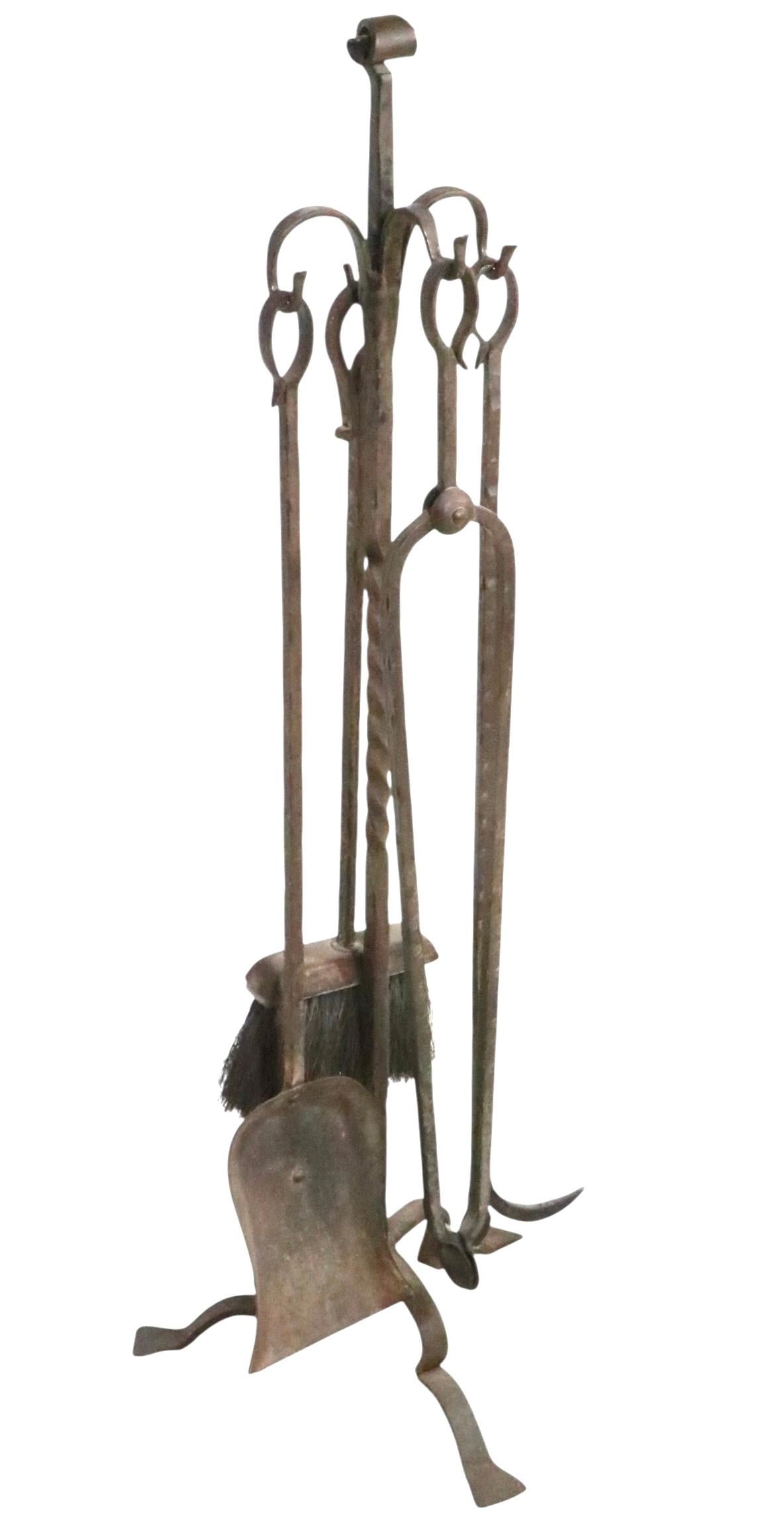 Americano Set di attrezzi per caminetto in ferro battuto a mano di cinque pezzi Arts and Crafts in vendita