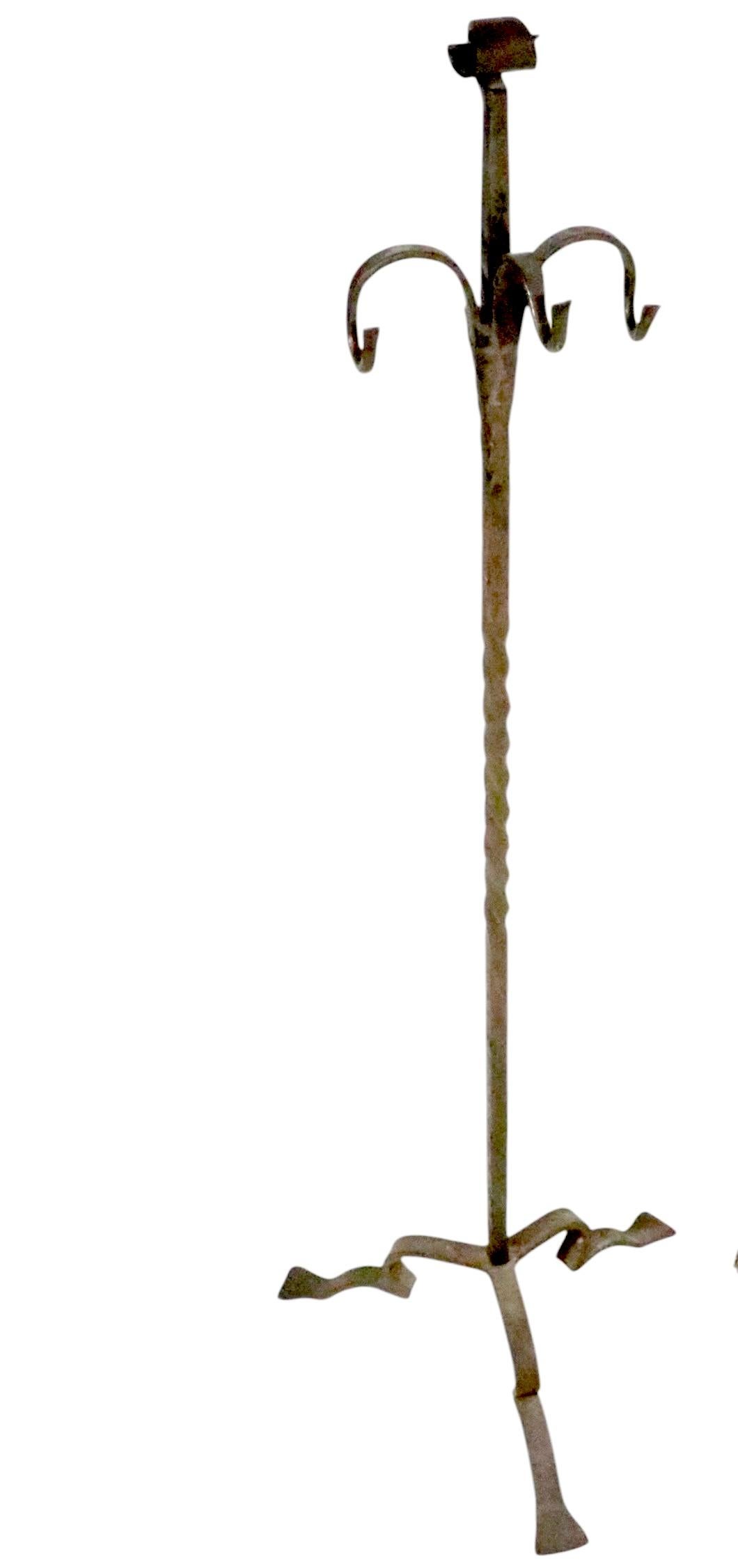 XX secolo Set di attrezzi per caminetto in ferro battuto a mano di cinque pezzi Arts and Crafts in vendita