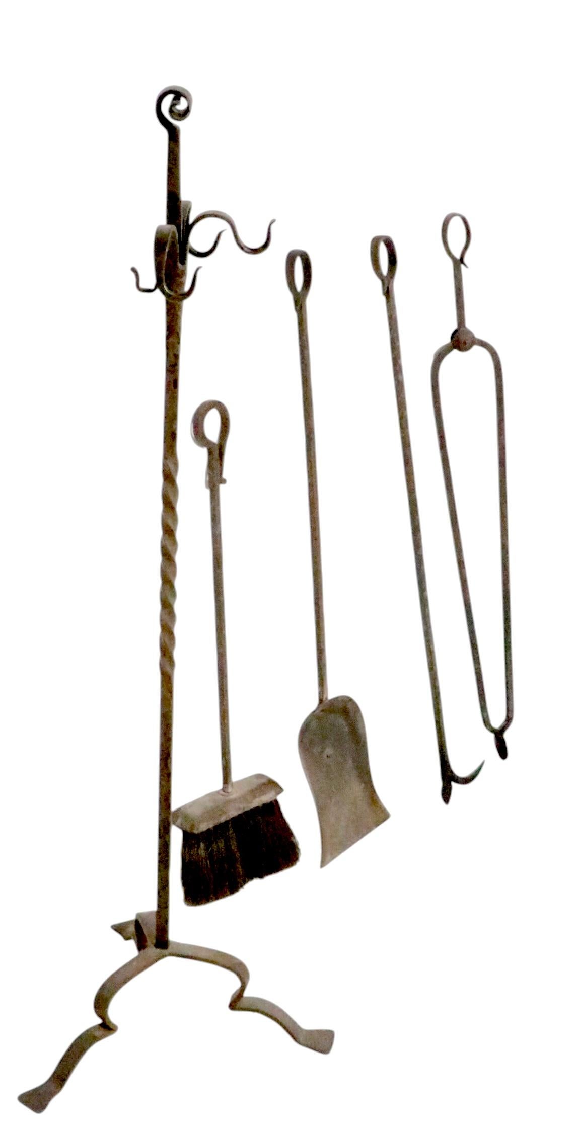 Ferro battuto Set di attrezzi per caminetto in ferro battuto a mano di cinque pezzi Arts and Crafts in vendita