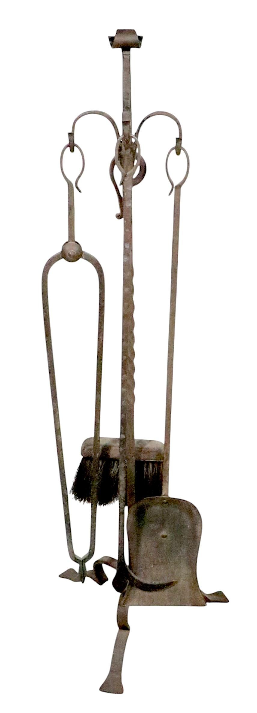 Set di attrezzi per caminetto in ferro battuto a mano di cinque pezzi Arts and Crafts in vendita 1