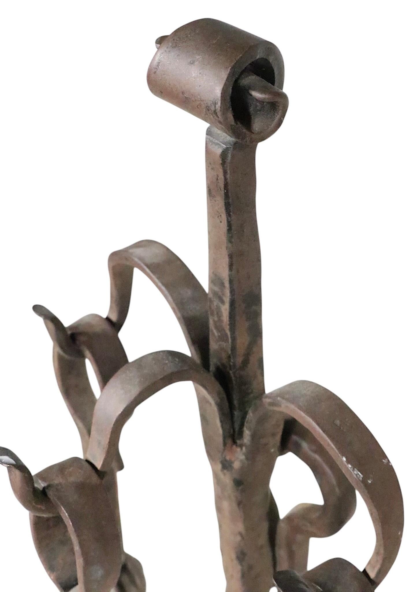 Set di attrezzi per caminetto in ferro battuto a mano di cinque pezzi Arts and Crafts in vendita 2