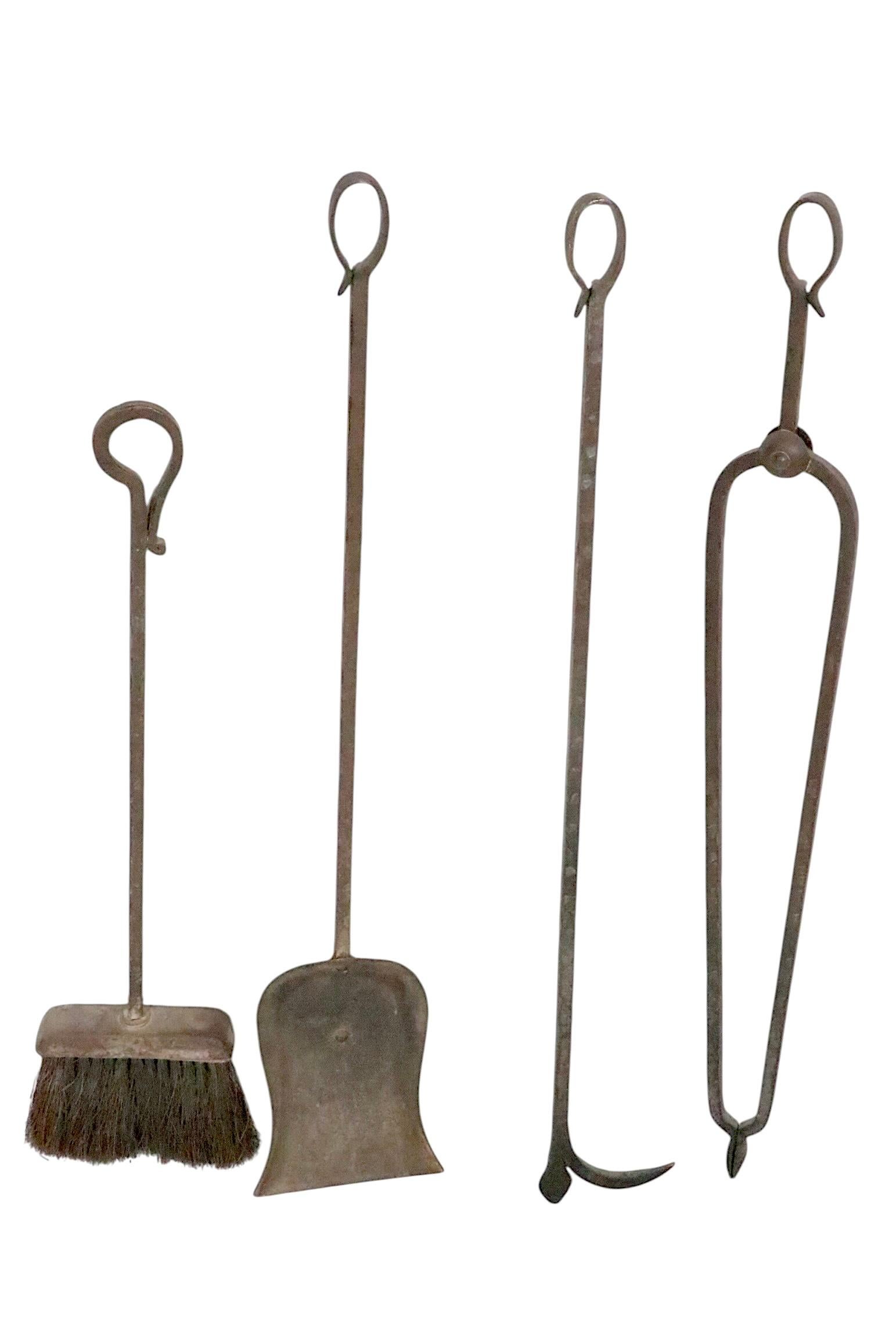 Set di attrezzi per caminetto in ferro battuto a mano di cinque pezzi Arts and Crafts in vendita 3