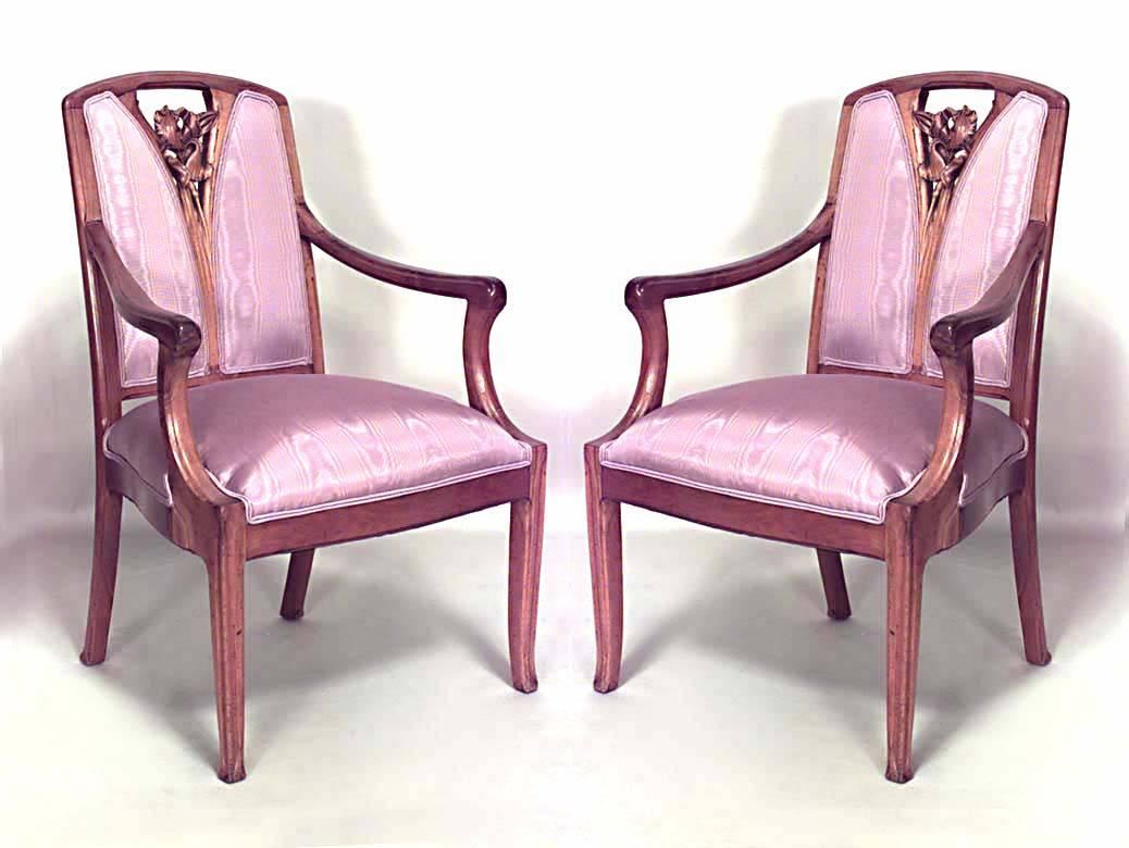 5 Stück französische Jugendstil-Wohnzimmer-/Salongarnitur aus Nussbaumholz mit floraler Schnitzerei auf der Rückenlehne und violetter Moire-Polsterung (Sofa, 2 Sessel, 2 Beistellstühle)
