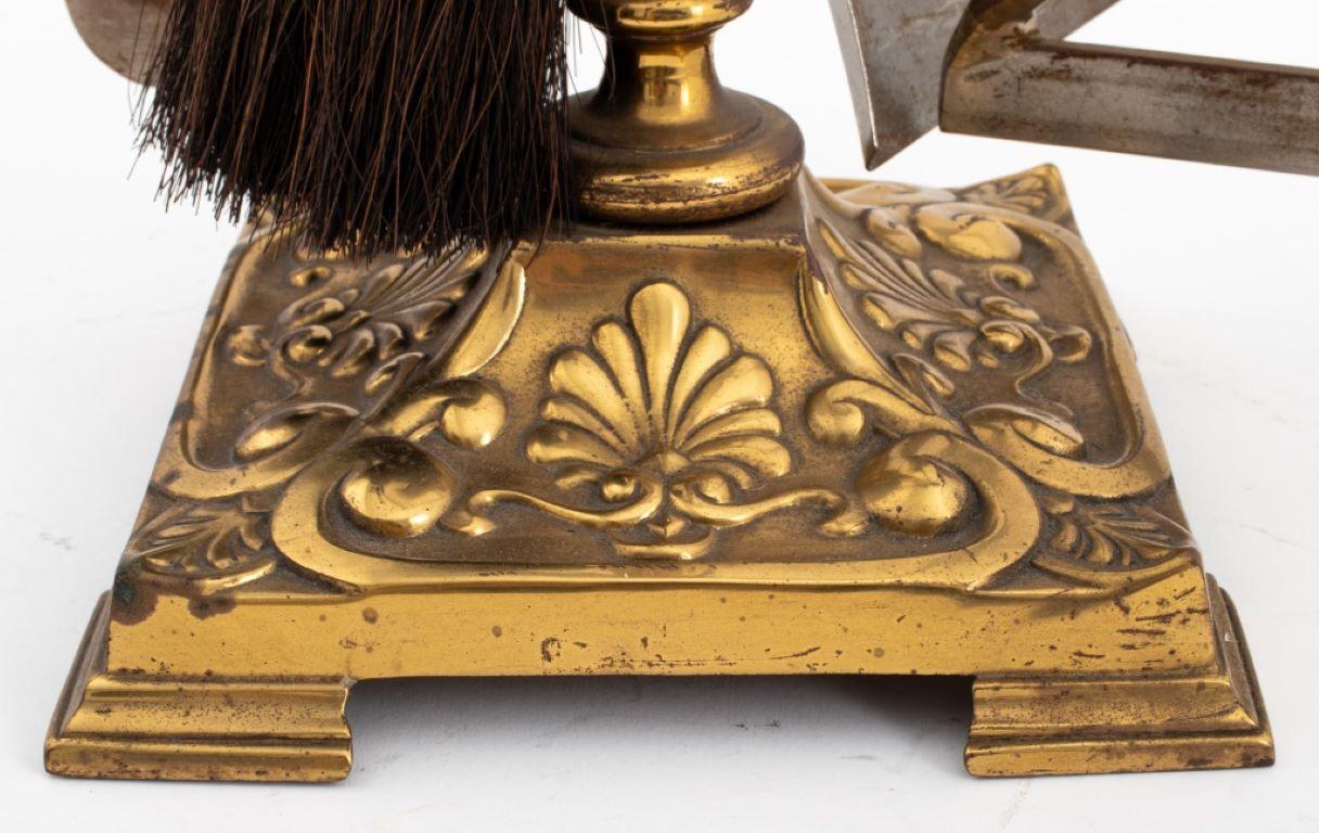 Fünfteiliges Kaminbesteck aus vergoldeter Bronze mit Dekoration in Muschelform, Anfang 20. Jahrhundert, bestehend aus: Schaufel, Schürhaken, Zange, Pinsel und Ständer. Insgesamt: 28
