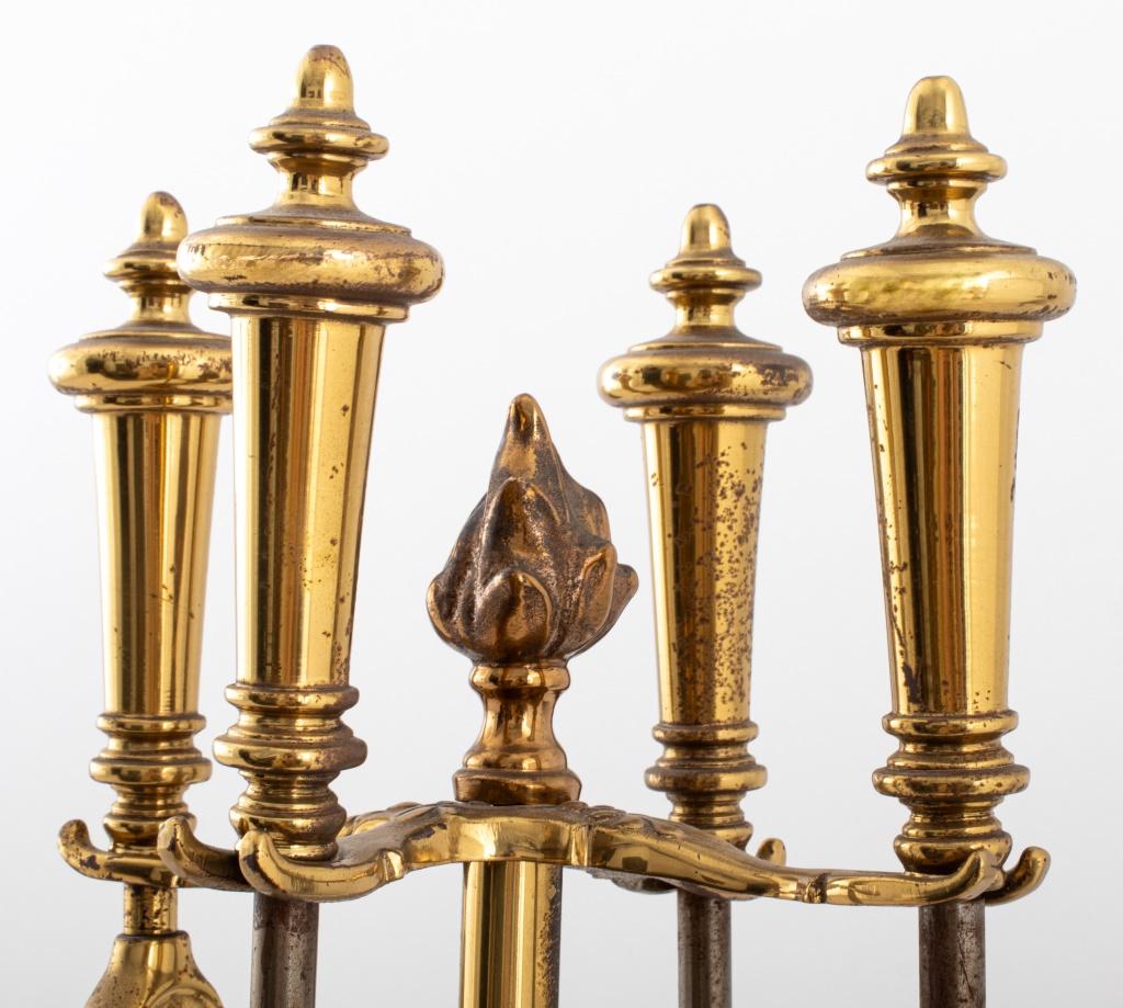 Fünf Pieces Kaminbesteck aus vergoldeter Bronze (Industriell) im Angebot