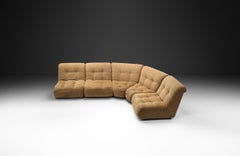 Sofá modular de cinco piezas con tapizado beige, Europa, mediados del siglo XX
