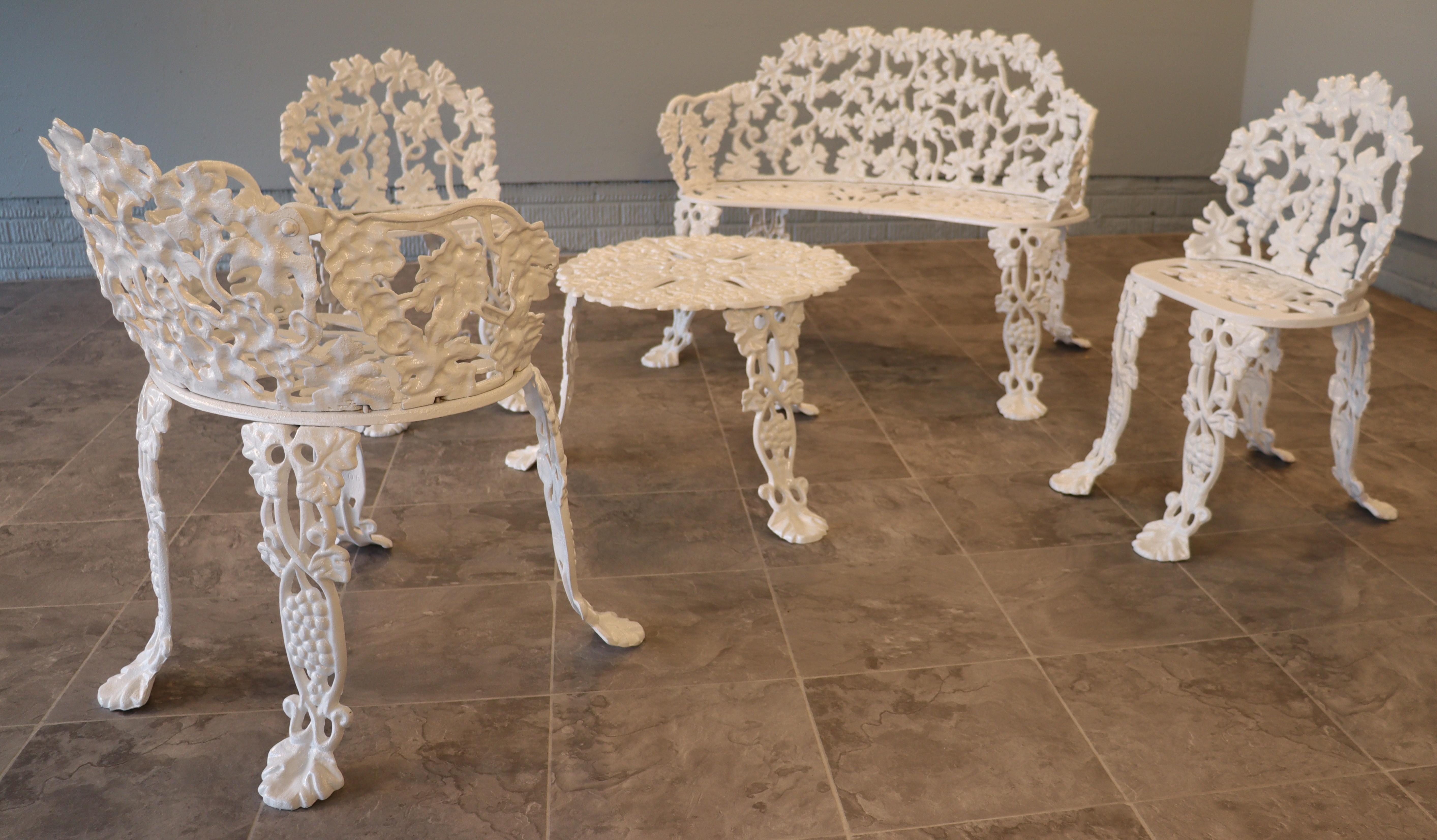 Tardo vittoriano Five piece Ornate Cast Iron Grapevine Garden Set Complete in vendita