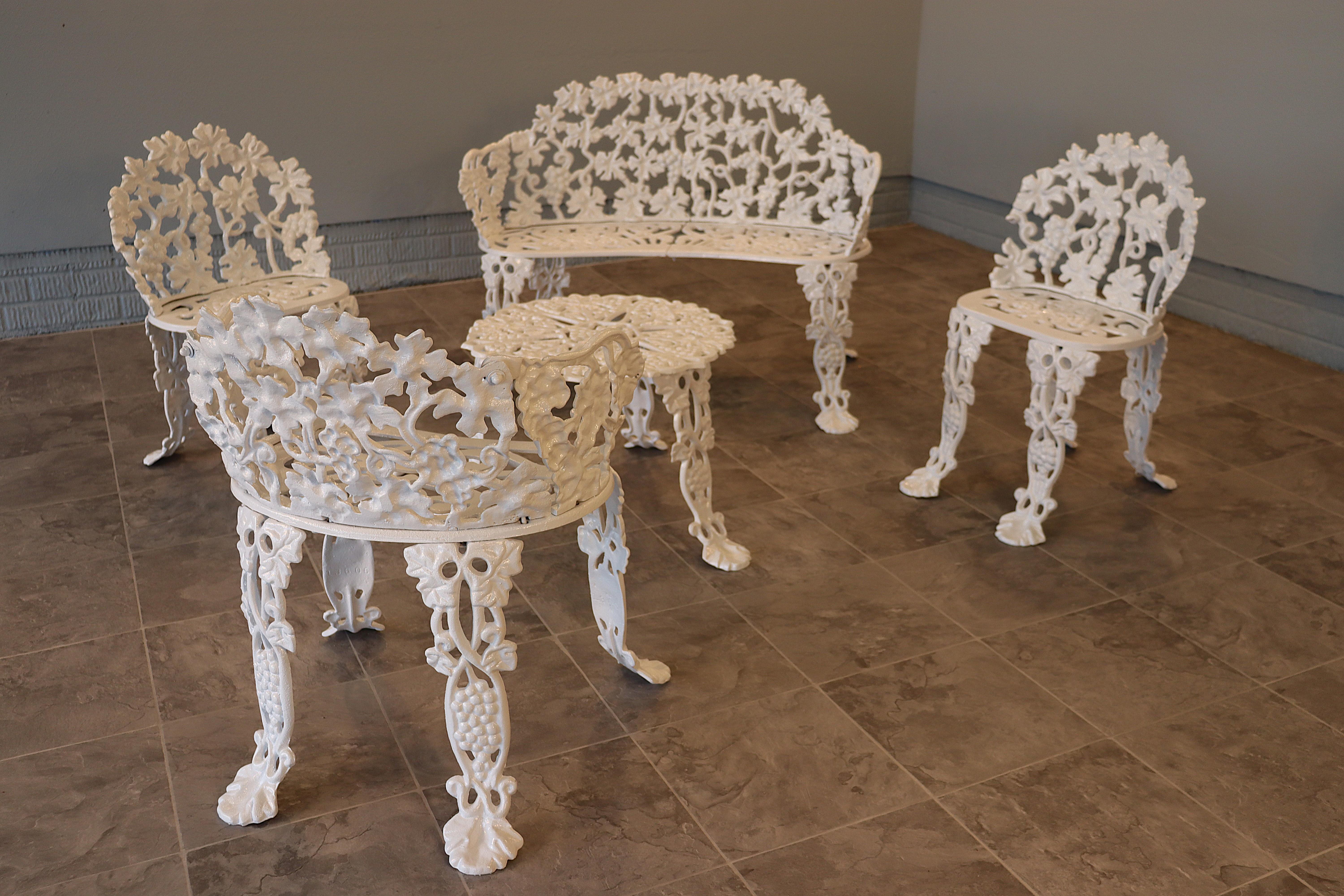 Americano Five piece Ornate Cast Iron Grapevine Garden Set Complete in vendita