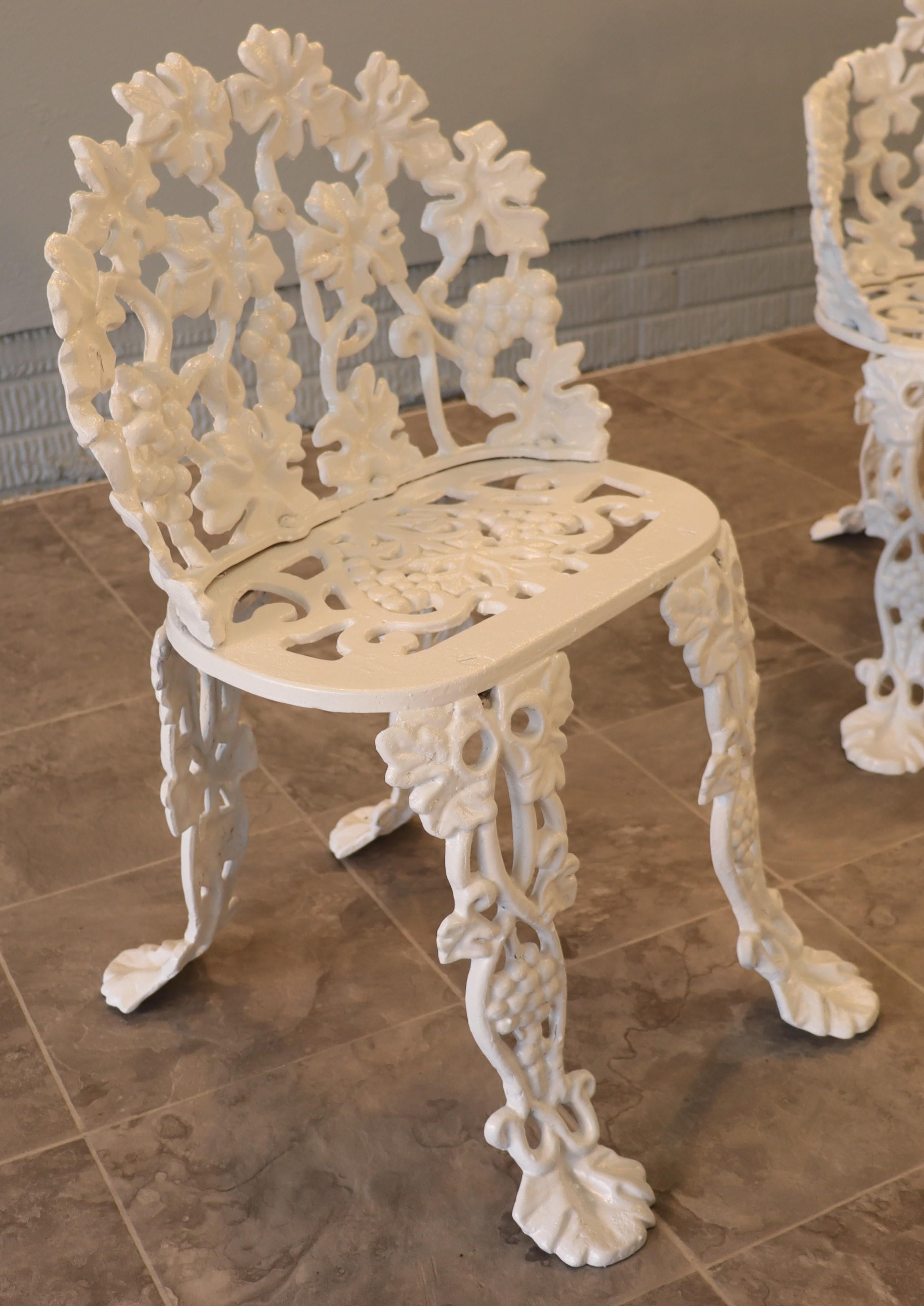 Five piece Ornate Cast Iron Grapevine Garden Set Complete In condizioni buone in vendita a Omaha, NE