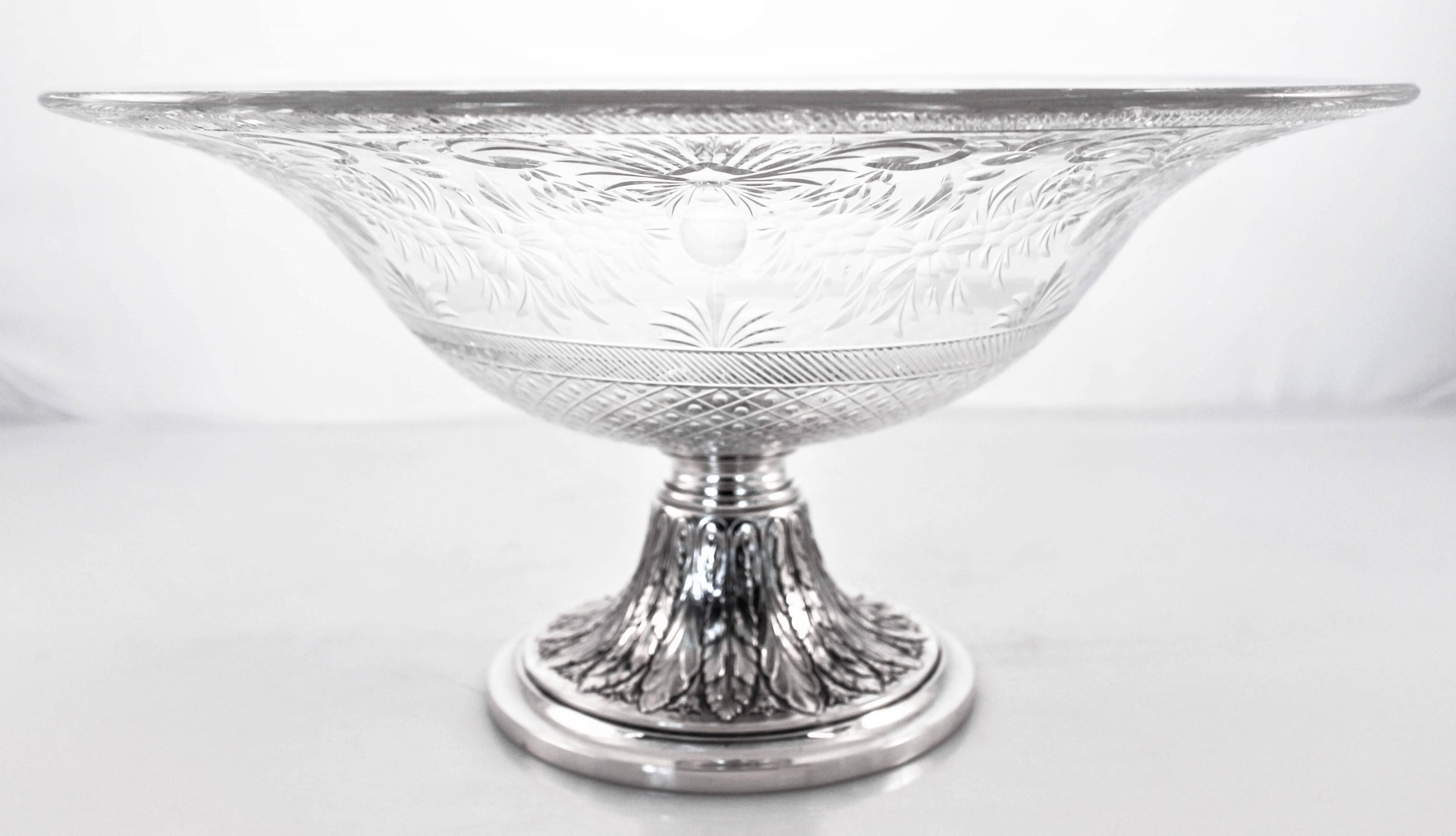 Questa è di gran lunga la nostra offerta più unica.  Siamo felici di presentarti una coppia di grandi vasi, una ciotola da centrotavola e una coppia di candelabri.  Un'incredibile suite con cinque pezzi.  Realizzata (e firmata) nel 1929, questa