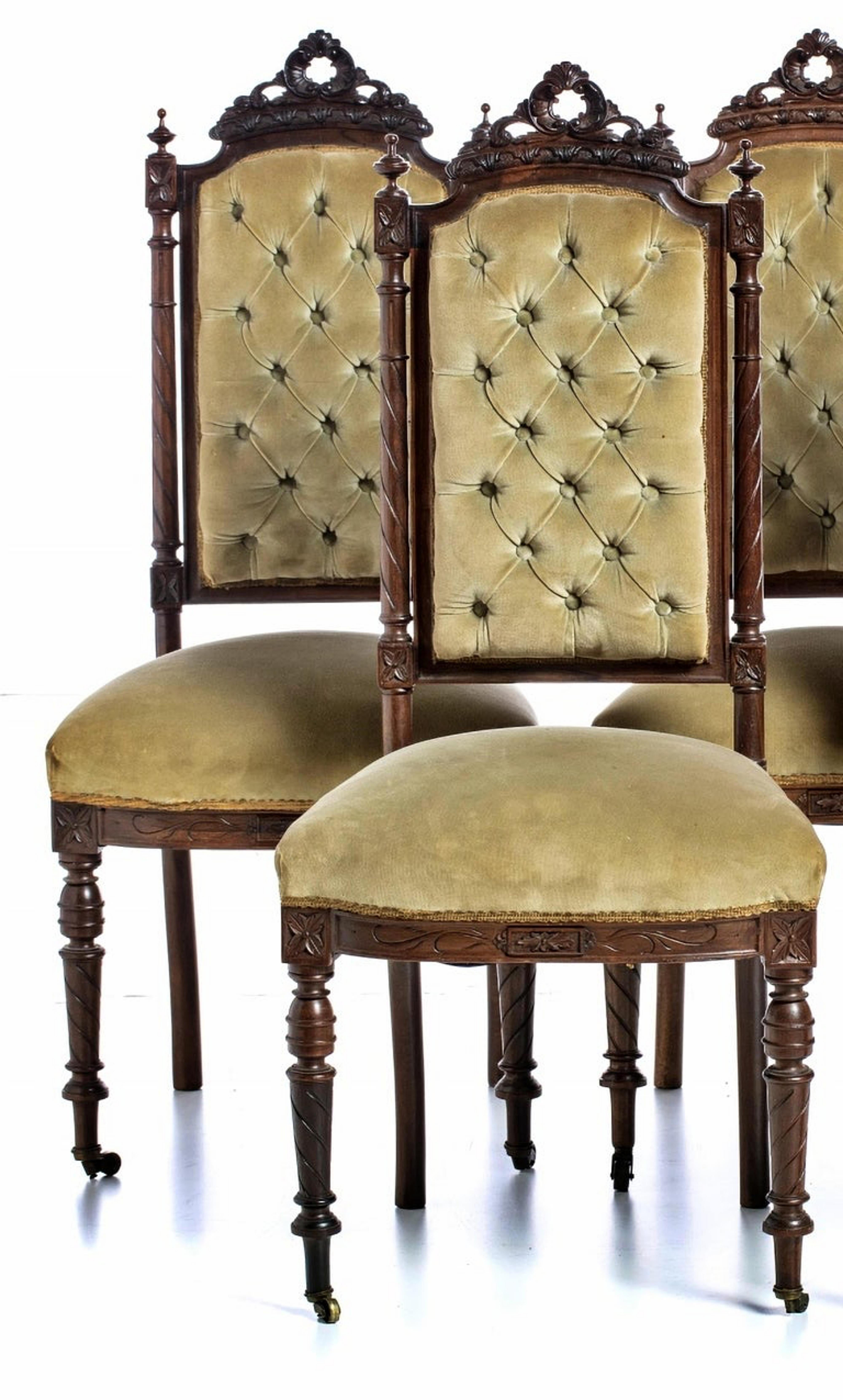 Five Romantic chairs
19th Century
in carved kingwood,
decorated with plant motifs.
Upholstered back and seats.
Signs of use.
Dim.: 103 x 49 x 39 cm.

THE PRICE IS FOR THE SET