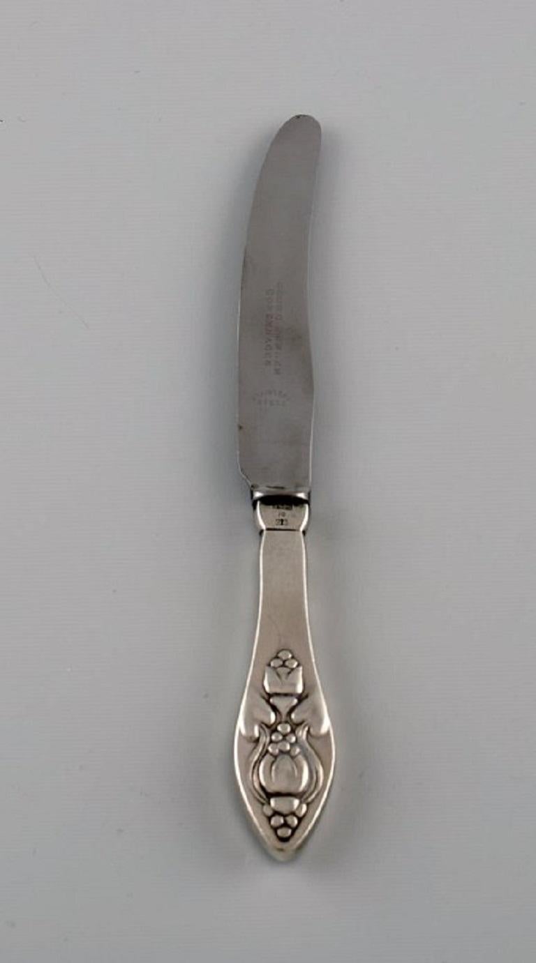 Five rare and antique Georg Jensen Bell lunch knives in sterling silver and stainless steel. 1910's.
Length: 16.7 cm.
In excellent condition.
Stamped.