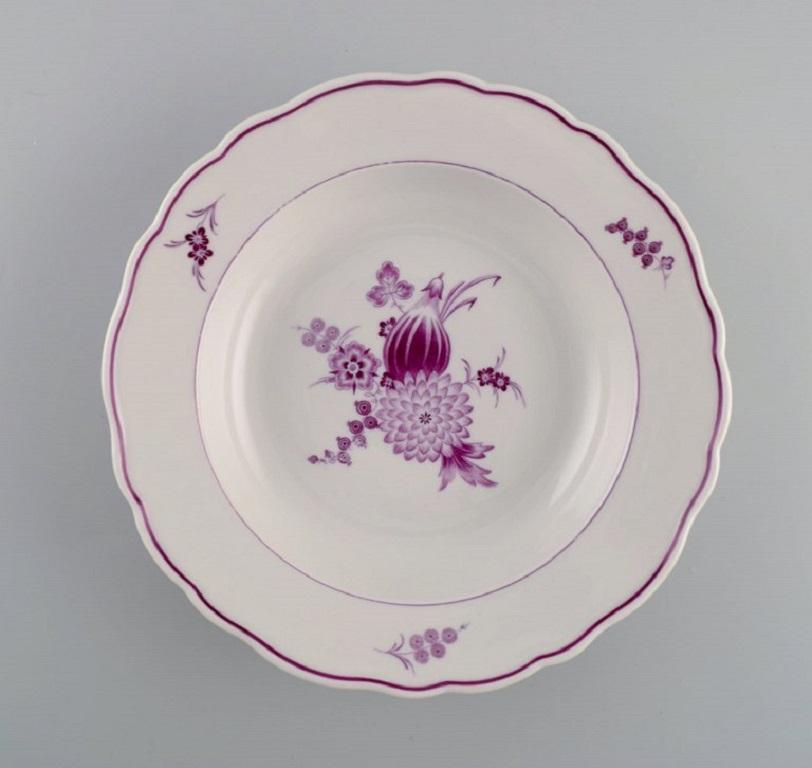 Five rare Meissen deep plates in hand-painted porcelain with purple flowers. 
Early 20th century.
Measures: 24 x 4.5 cm.
In excellent condition.
Stamped.
2nd Factory quality.