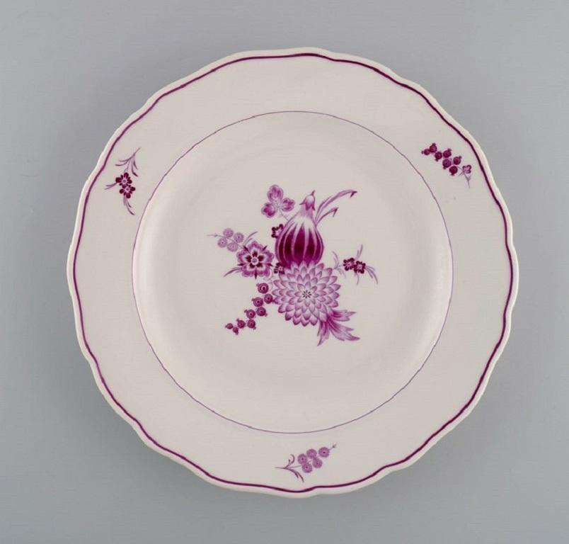 Five rare Meissen dinner plates in hand-painted porcelain with purple flowers. 
Early 20th century.
Diameter: 25.2 cm.
In excellent condition.
Stamped.
2nd factory quality.