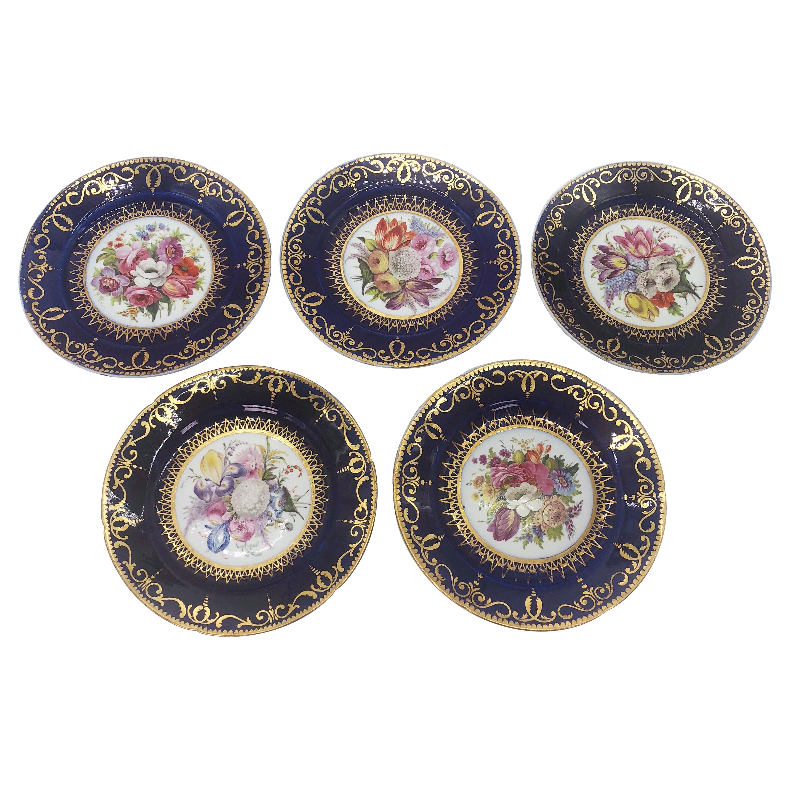 Cinq assiettes en porcelaine de style Régence peintes à la main par Coalport, vers 1805