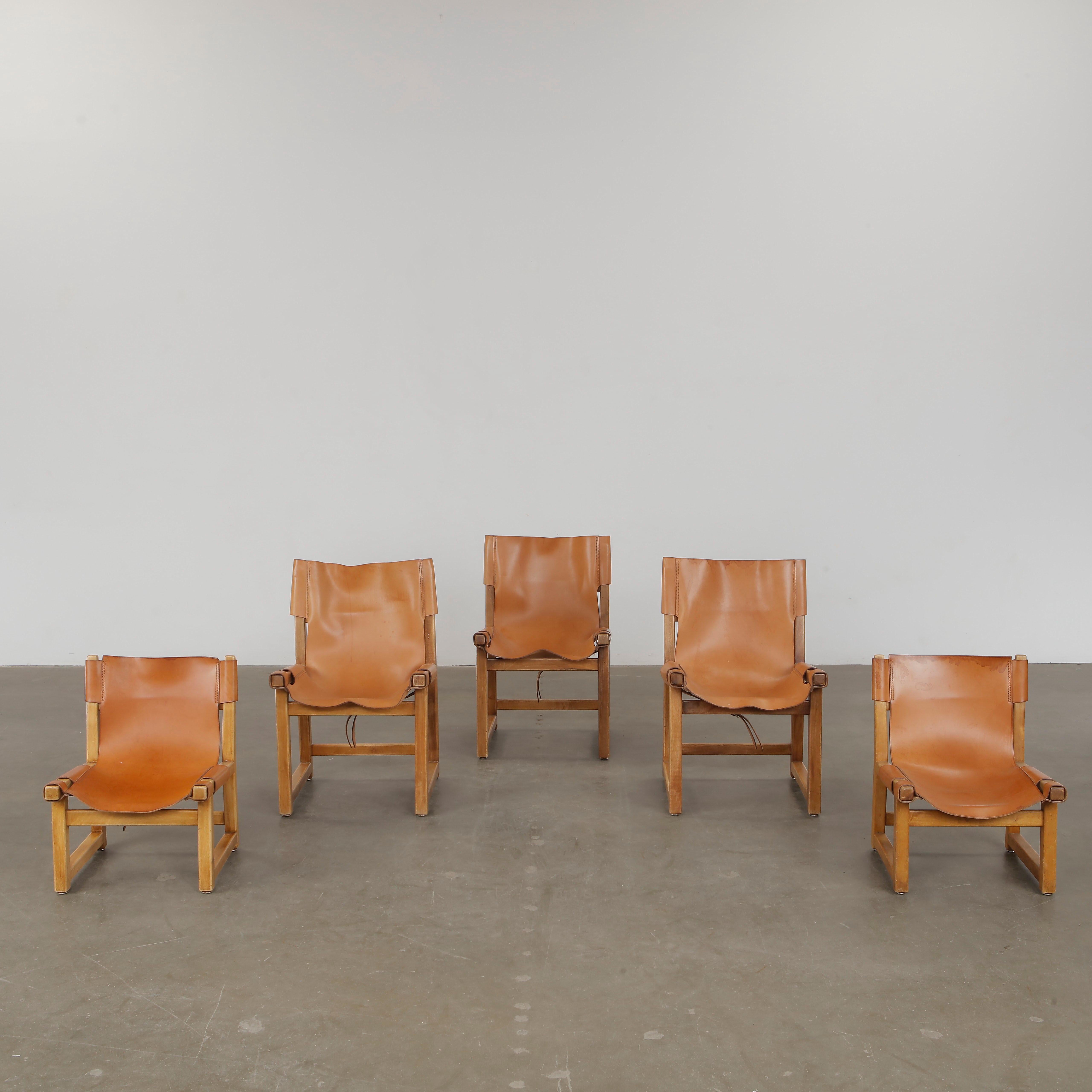 Ikonisches Set aus fünf Riaza-Stühlen, entworfen von Paco Munoz für Darro, mit Gestellen aus Nussbaumholz und geschmeidigem Leder. Ein seltenes Sammlerstück aus den 1960er Jahren, Spanien. Hoher Stuhl: Höhe: 31 in. Breite: 15 Zoll. Tiefe: 18 Zoll.
