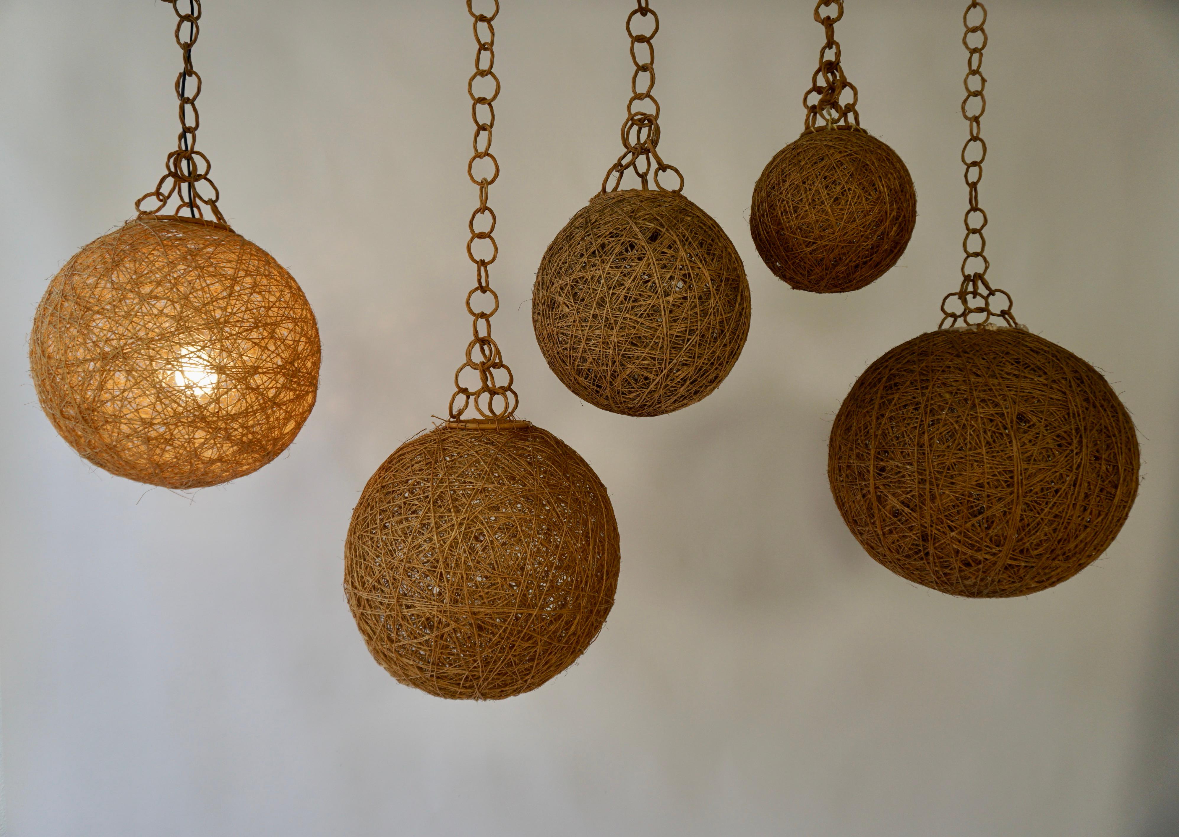 Cinq lampes suspendues danoises en corde torsadée de couleur brun crème.

Diamètre ;
2 x 15.7