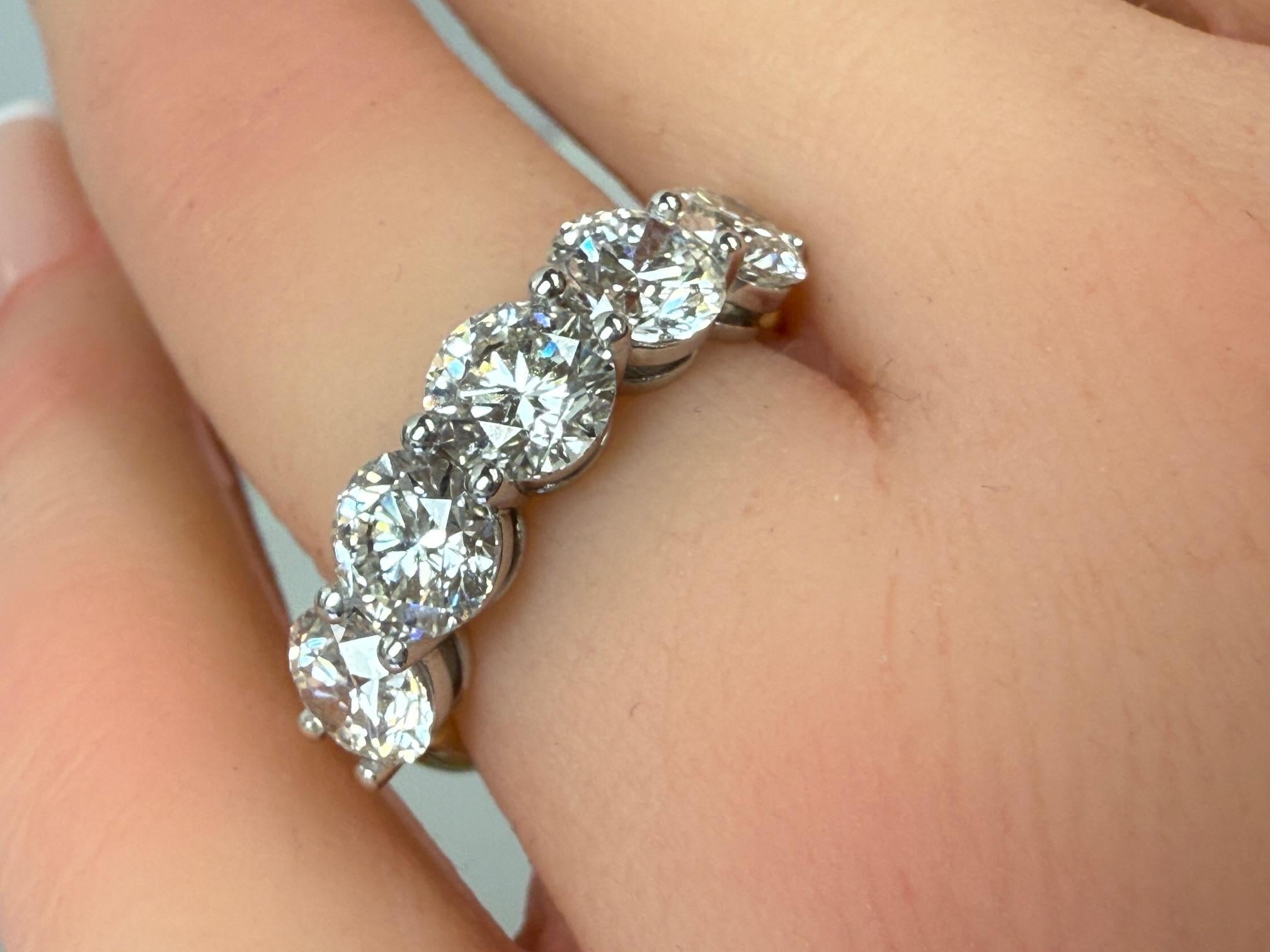 Cinq diamants ronds brillants certifiés GIA en or blanc et jaune 14K en vente 2