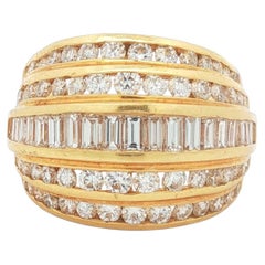 Anillo bombé con cinco filas de diamantes tipo baguette y diamantes redondos brillantes, de oro amarillo de 18 quilates