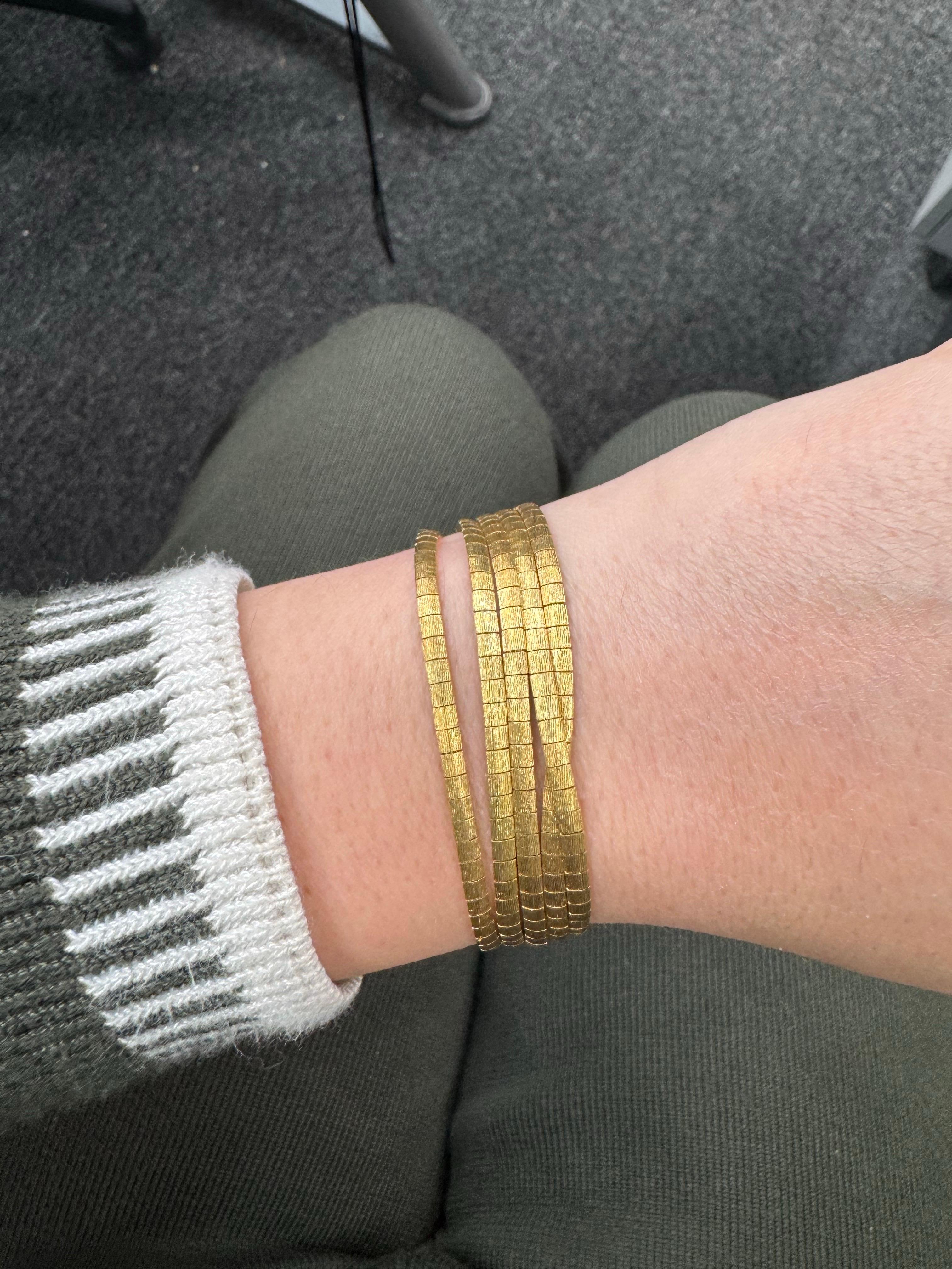 Bracelet en or jaune 18 carats composé de 5 rangs de brins multiples en finition brossée pesant 37,8 grammes.
Il est très confortable et donne l'impression d'être en soie.
Collier assorti disponible.
