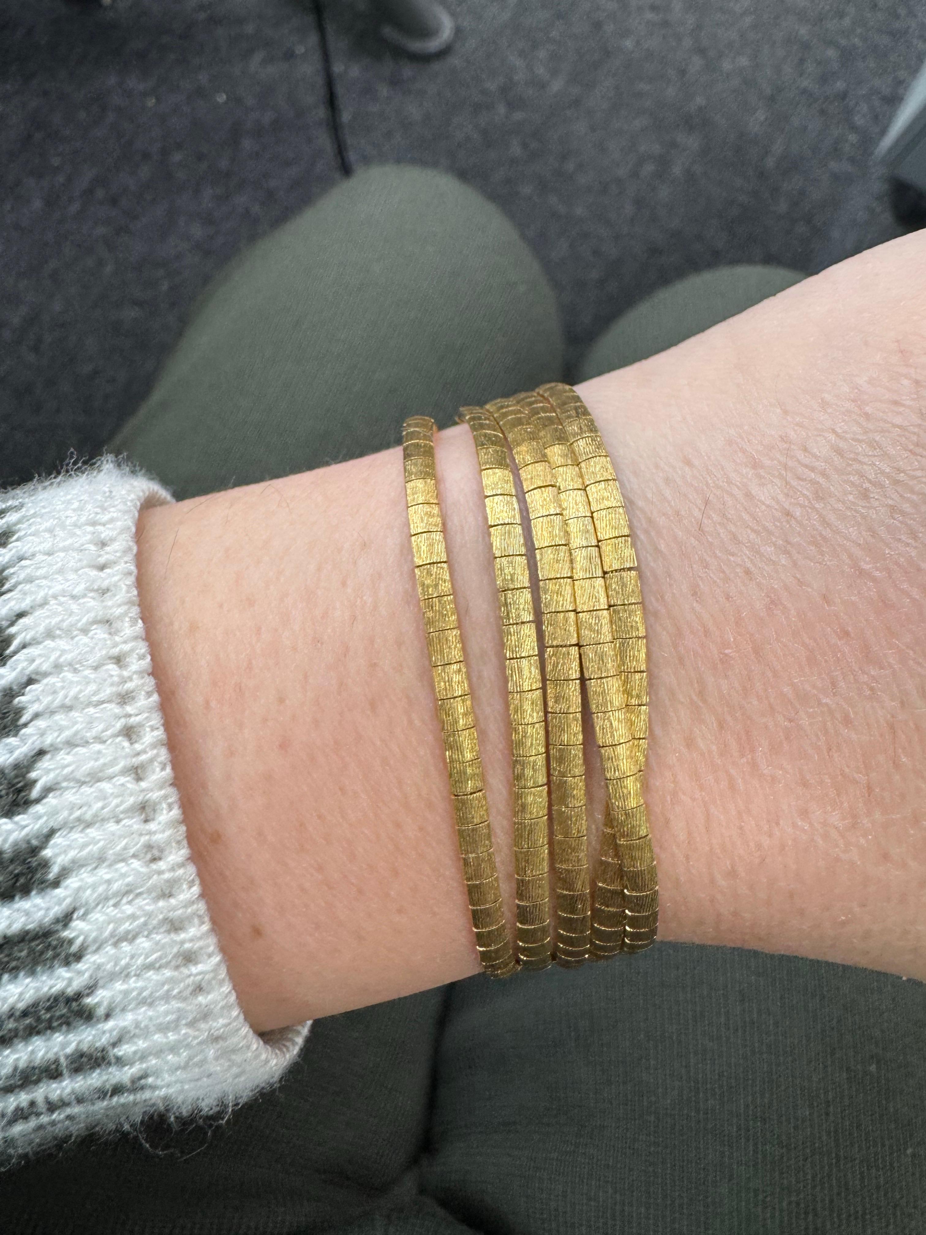 Contemporain Bracelet à cinq rangs, fini brossé, en or jaune 18 carats 37,8 grammes en vente