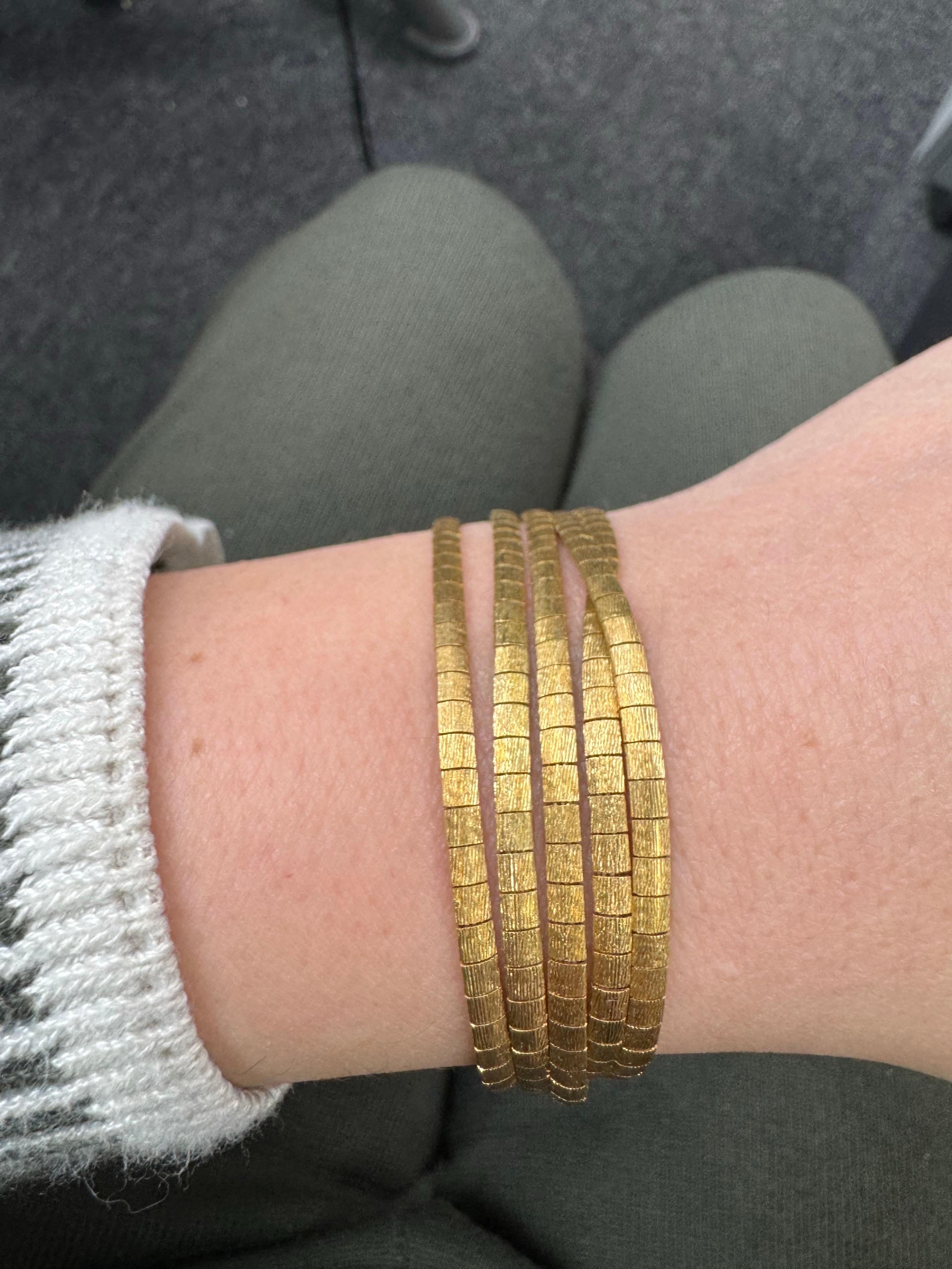 Bracelet à cinq rangs, fini brossé, en or jaune 18 carats 37,8 grammes Pour femmes en vente