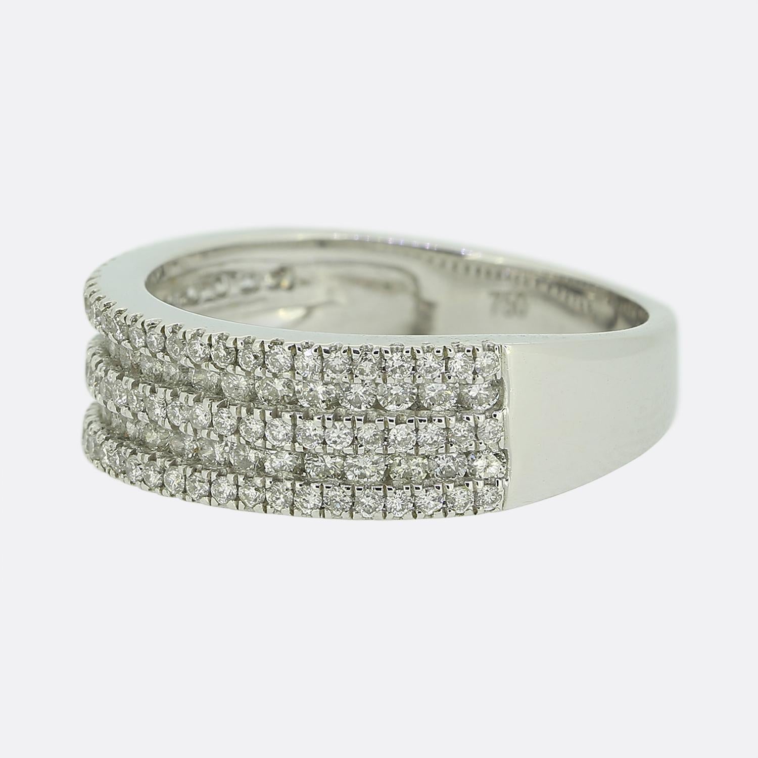 Ecco un affascinante anello in oro bianco 18 ct che presenta cinque file di diamanti rotondi taglio brillante in stile semi-eternità, mentre il resto del gambo ha una finitura liscia e lucida.

Condit: Usato (Molto Buono)
Peso: 5.1