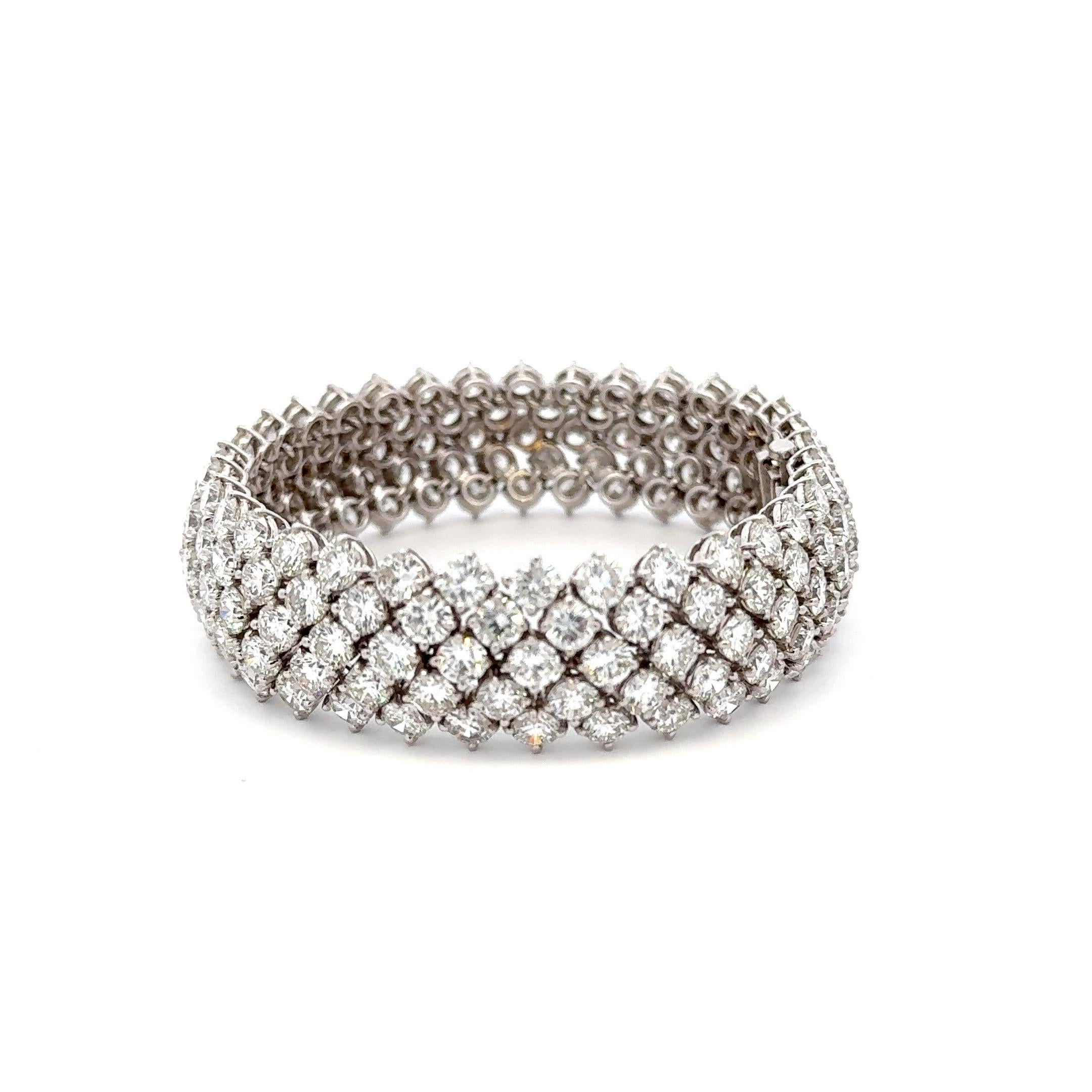 Pulsera brazalete de tenis de oro blanco de 18 quilates con 170 brillantes redondos de 45 quilates de color F-G y pureza VVS-VS.
Media de 0.26 puntos
Se adapta a una muñeca de tamaño estándar, 7-7,5