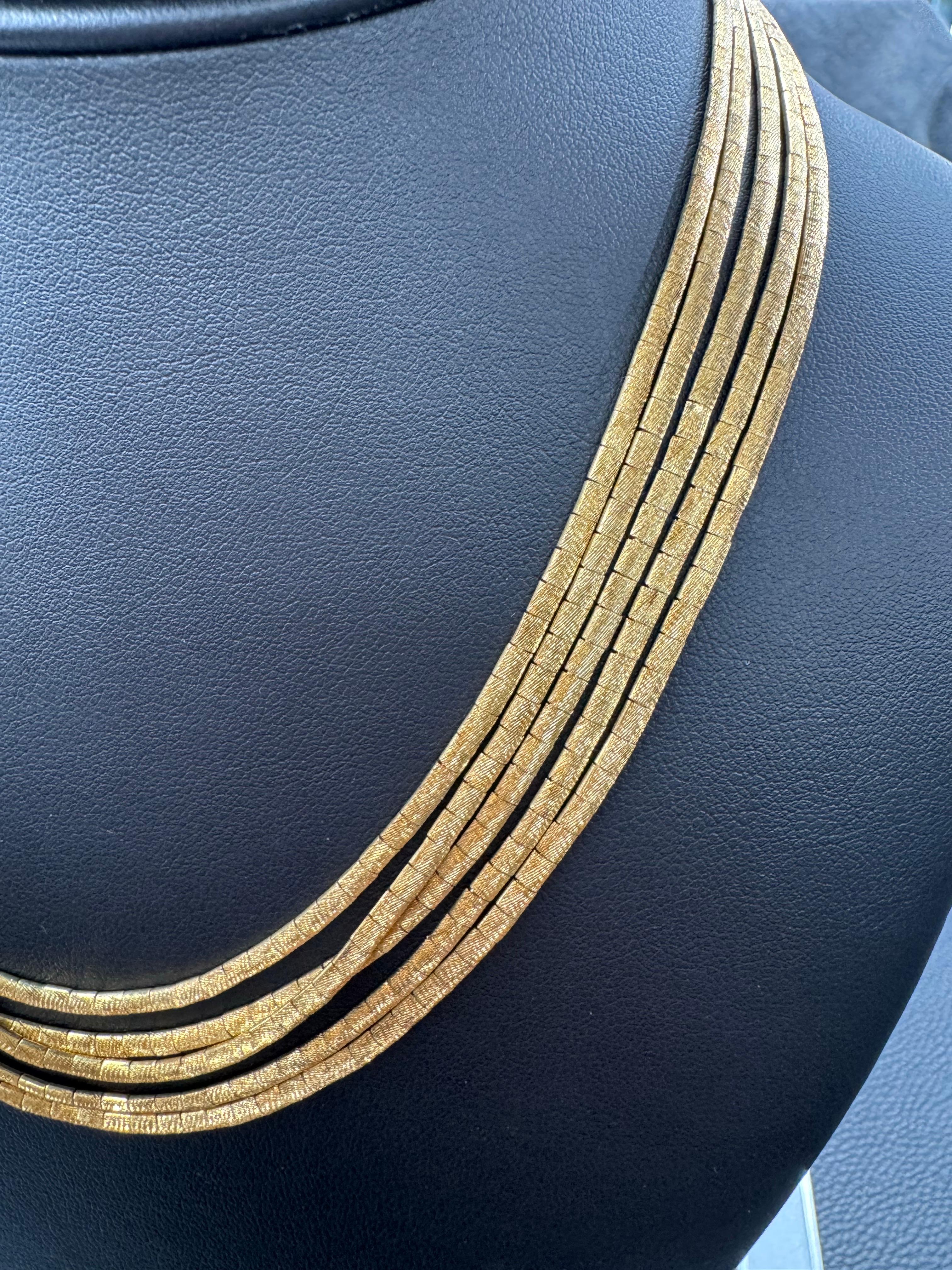 Collier à cinq rangs, finition mate, 62,8 grammes, or jaune 18 carats en vente 5