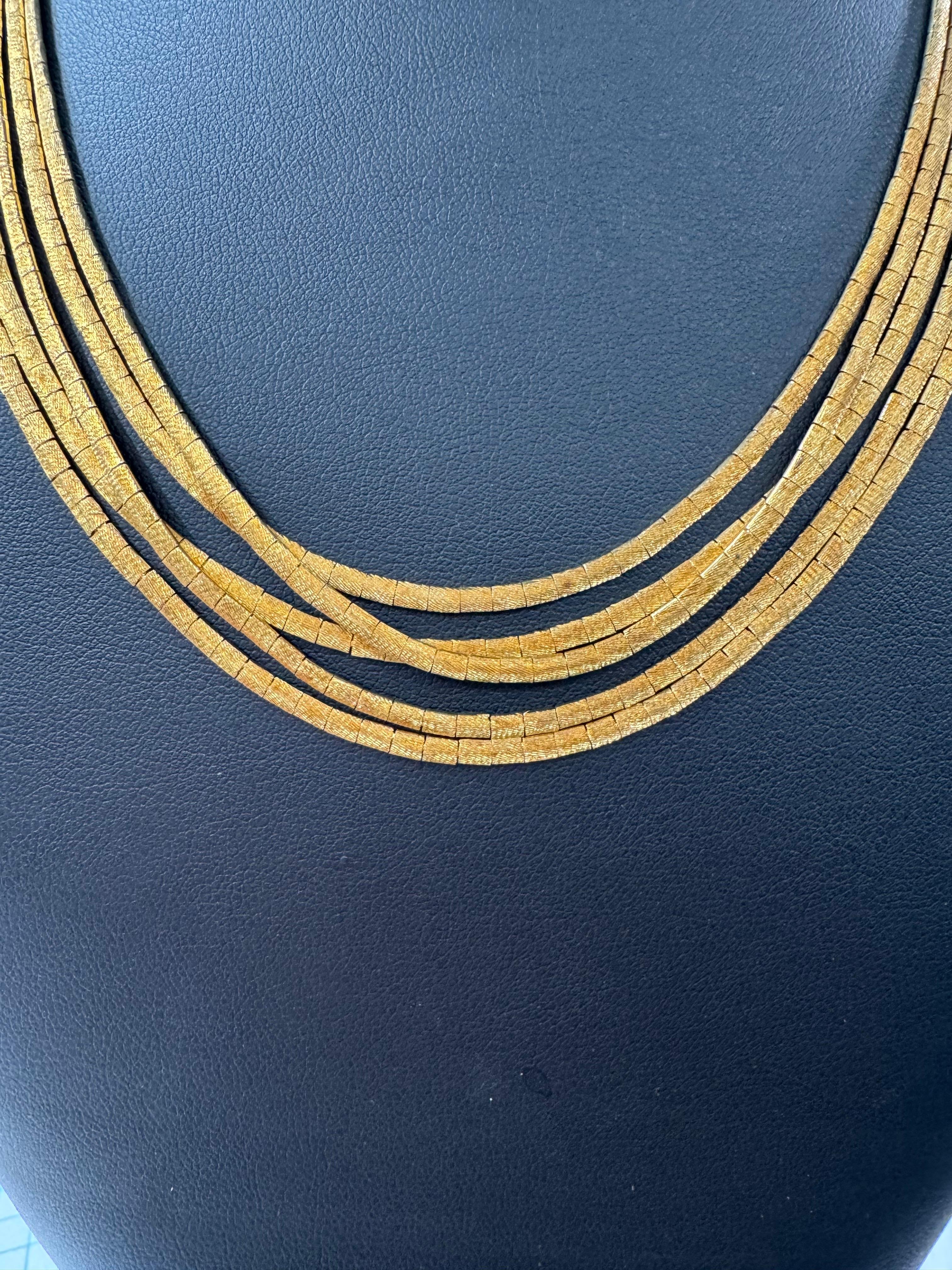 Collier à cinq rangs, finition mate, 62,8 grammes, or jaune 18 carats en vente 6