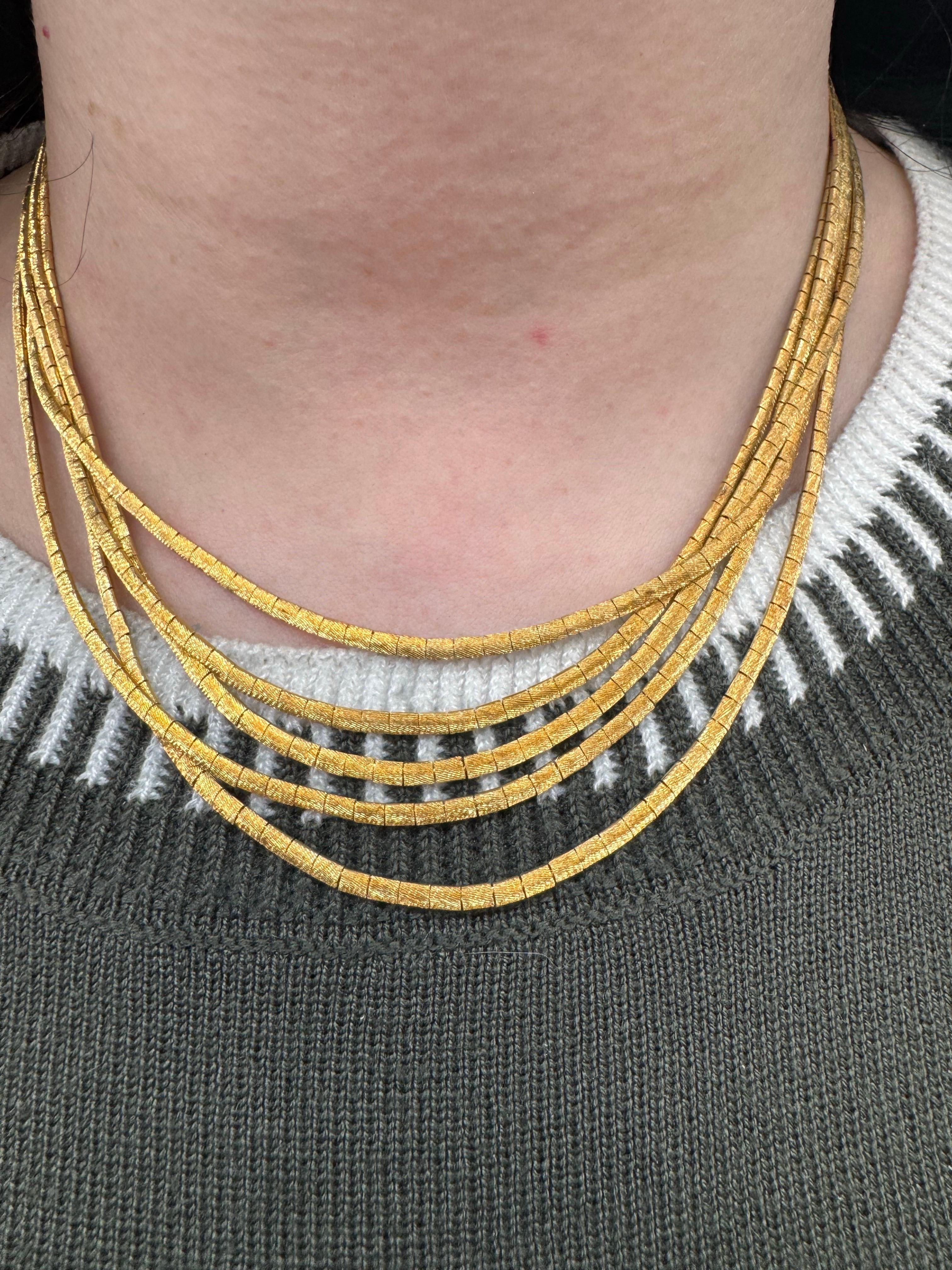 Or jaune 18 carats présentant 5 rangs de brins à finition mate pesant 62,8 grammes. On a l'impression d'être en soie. Bracelet assorti disponible. 
Chaque maillon a une largeur de 0,092