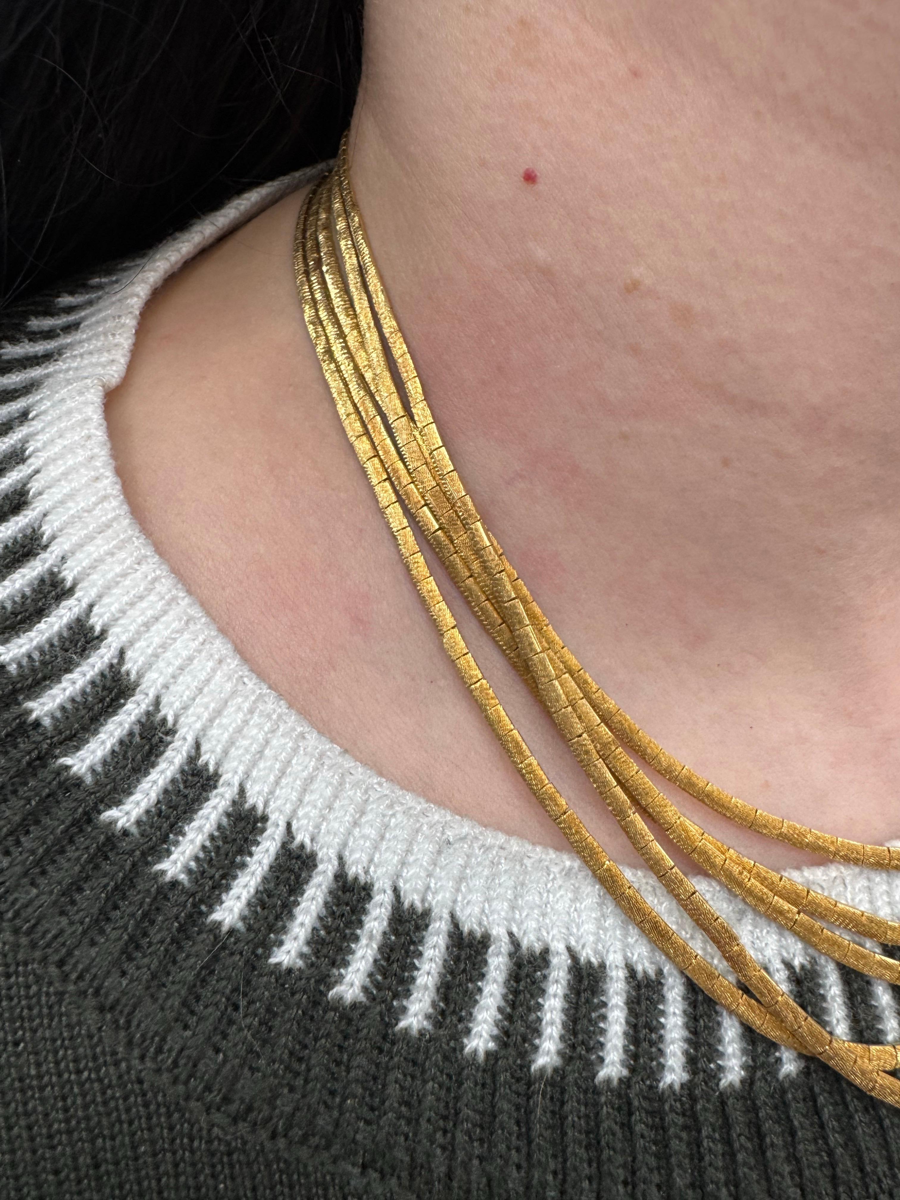 Contemporain Collier à cinq rangs, finition mate, 62,8 grammes, or jaune 18 carats en vente