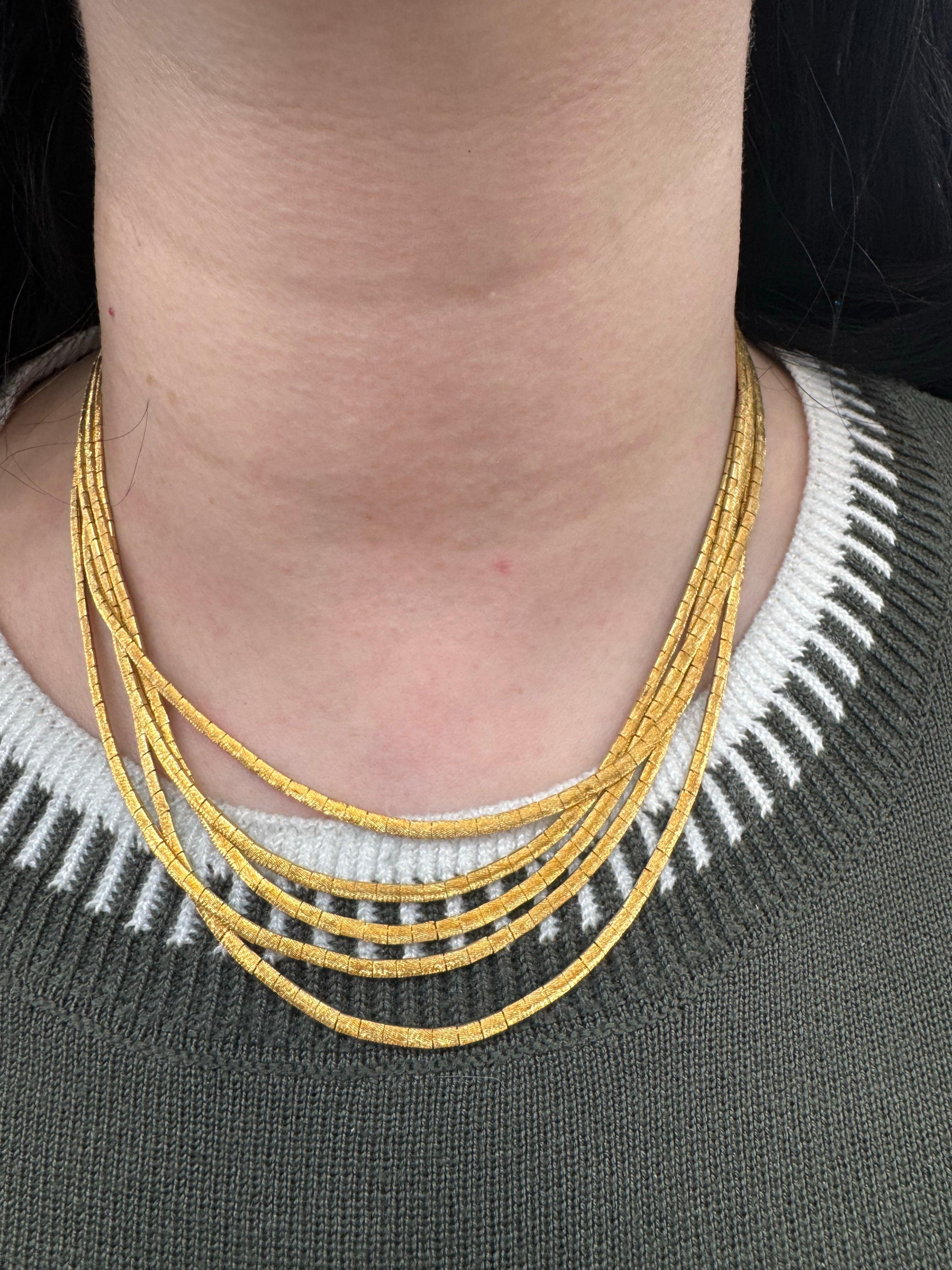 Collier à cinq rangs, finition mate, 62,8 grammes, or jaune 18 carats Excellent état - En vente à New York, NY