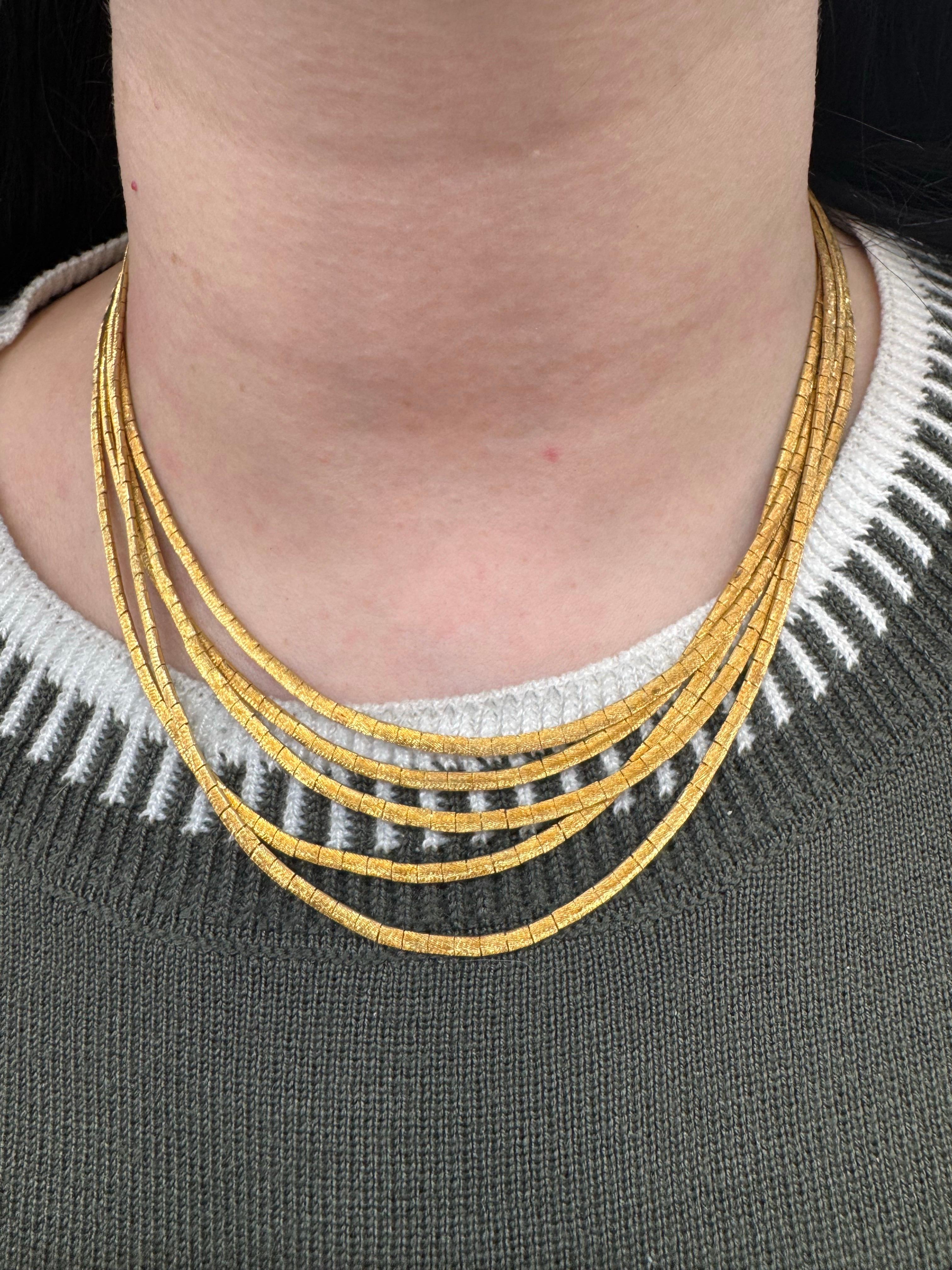 Collier à cinq rangs, finition mate, 62,8 grammes, or jaune 18 carats en vente 1
