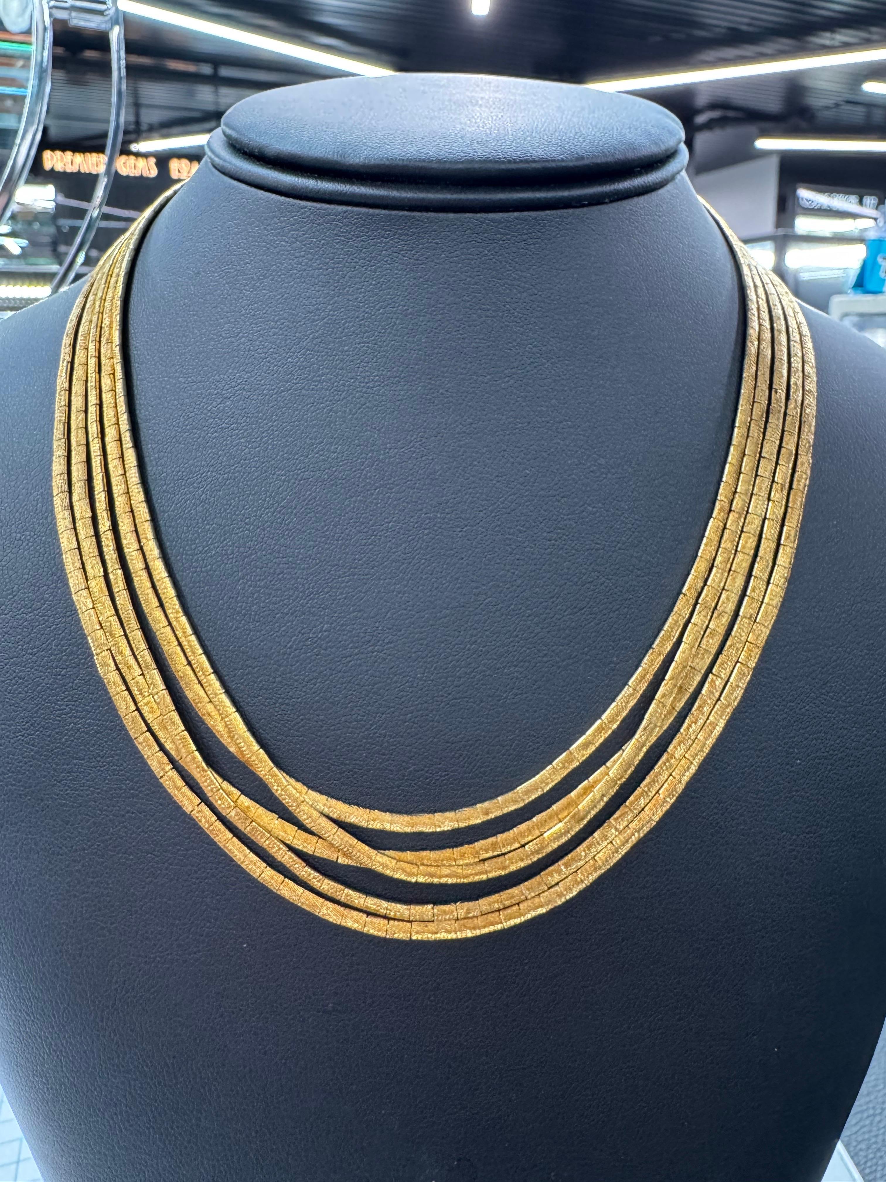 Collier à cinq rangs, finition mate, 62,8 grammes, or jaune 18 carats en vente 4