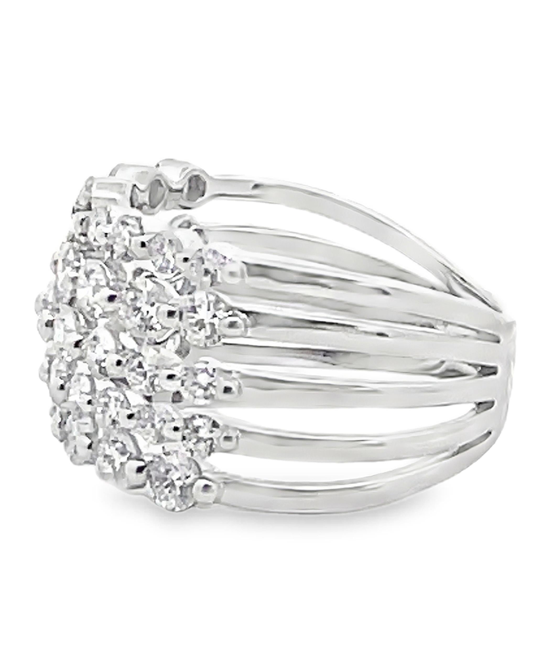 Fünfreihiger Ring aus Weißgold mit fünf gemeinsamen Zacken und runden, facettierten Diamanten von insgesamt 2,26 Karat.  

- Fingergröße 7, kann verkleinert oder vergrößert werden
