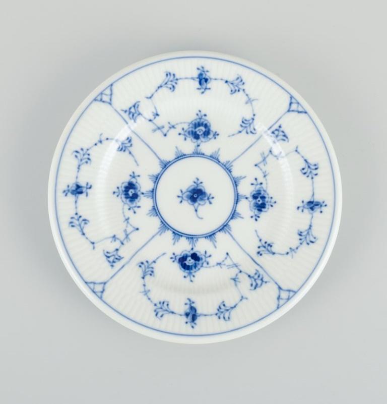 Five Royal Copenhagen blue fluted plain plates in hand-painted porcelain. 
Restaurant porcelain service.
Model number 1/2055.
1969-1974.
In excellent condition.
Marked.
Fourth factory quality.
Measurements: D 17.5 cm.