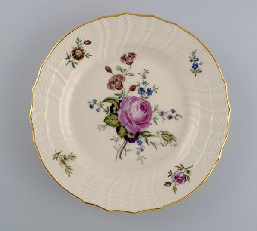 Five Royal Copenhagen Frijsenborg lunch plates in hand-painted porcelain with flowers and gold edge. 1950s.
Diameter: 20 cm.
In excellent condition.
Stamped.
3rd factory quality.
Model number 910/1624.