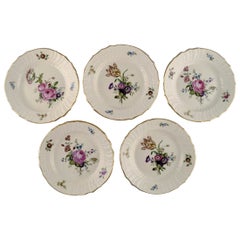 Cinq assiettes à déjeuner Royal Copenhagen Frijsenborg en porcelaine peintes à la main