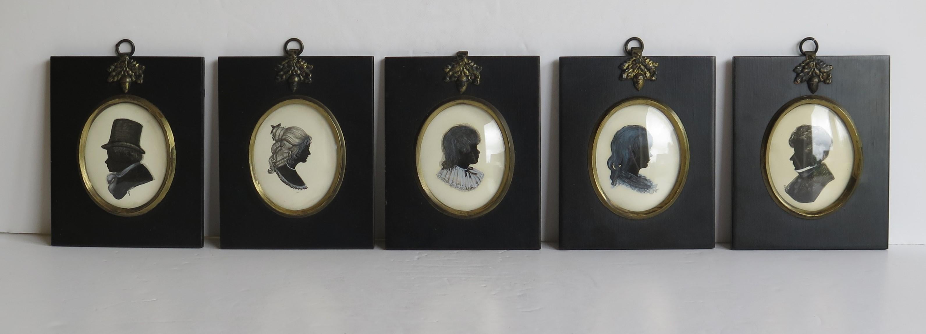 Une belle collection de cinq miniatures originales de portraits en silhouette réalisées par le peintre miniaturiste Dorothy Turton (1900 à 1990). Elles sont toutes peintes à la main dans le style géorgien du 18e siècle ; deux de messieurs, une de