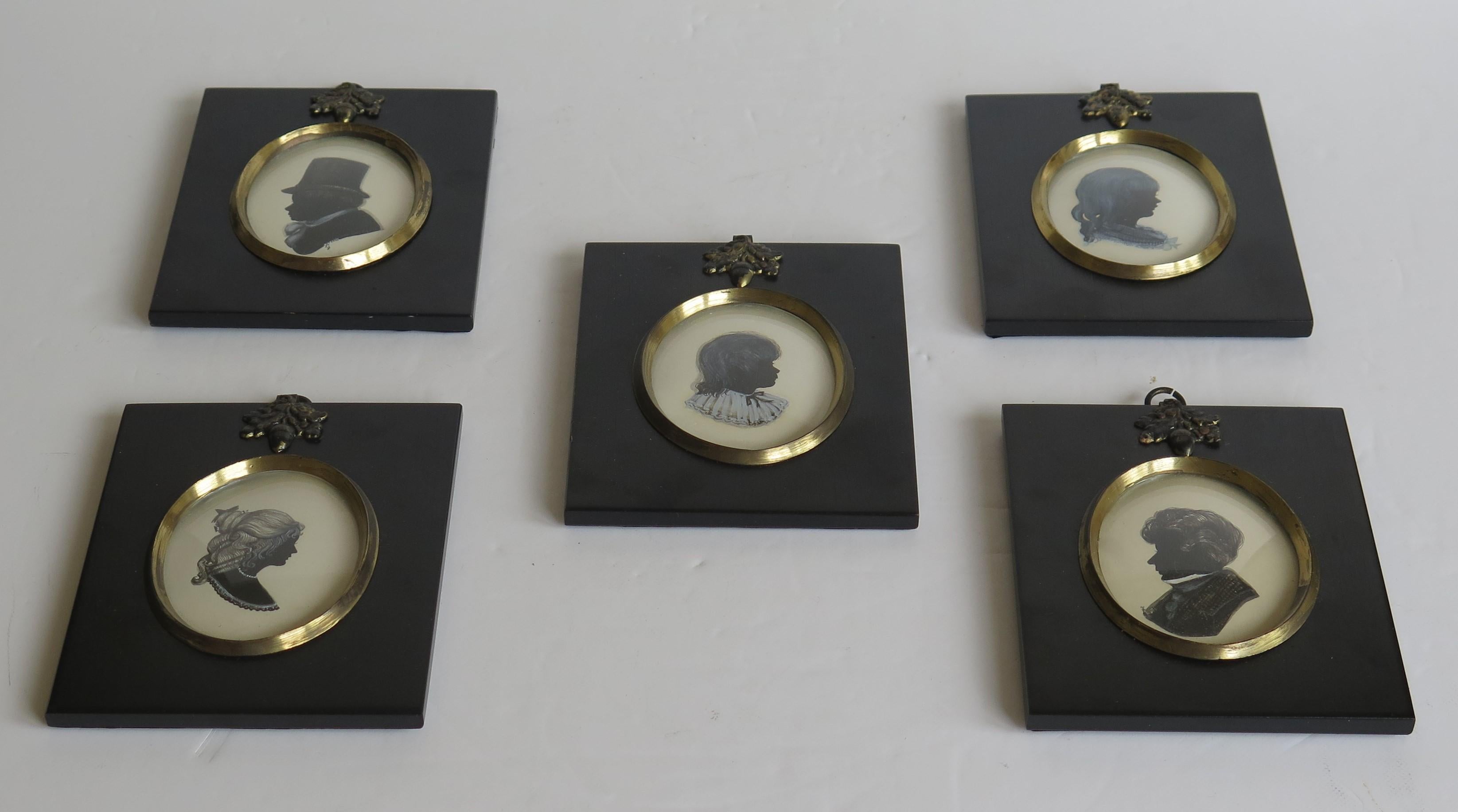 Fünf Silhouetten-Miniaturen, handbemalt und mit Monogramm von Dorothy Turton RMS (Georgian) im Angebot