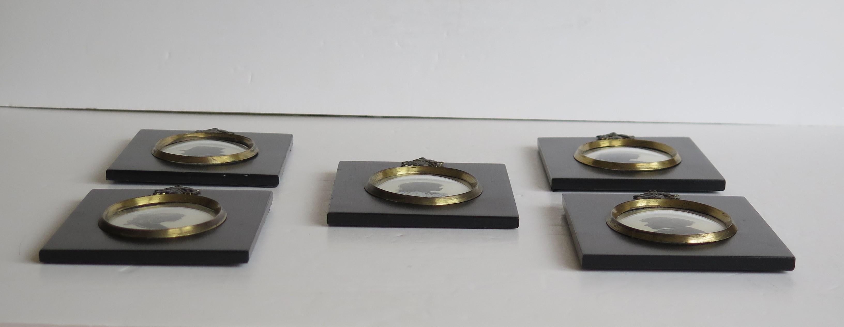 Fünf Silhouetten-Miniaturen, handbemalt und mit Monogramm von Dorothy Turton RMS (Englisch) im Angebot