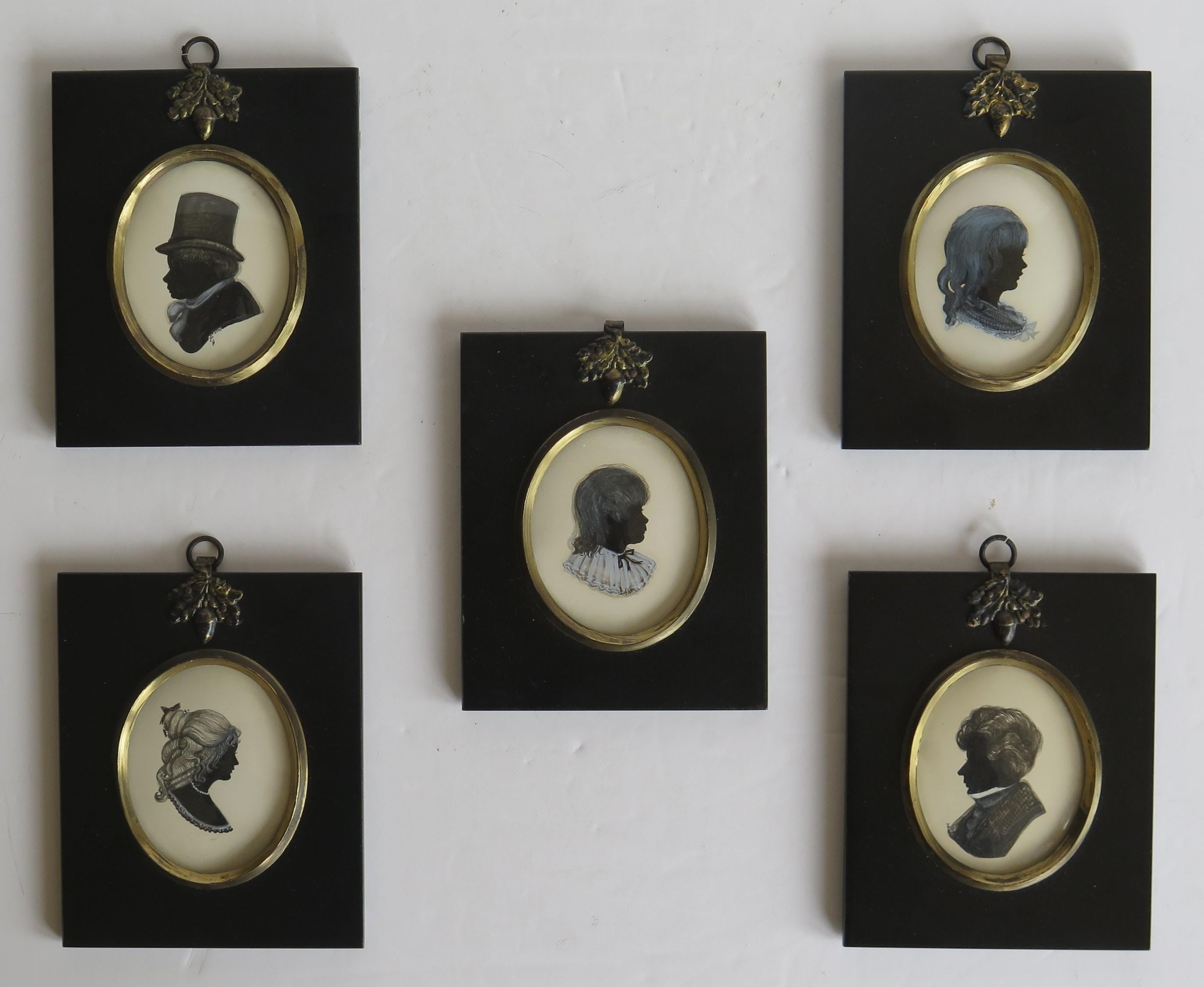 20ième siècle Cinq silhouettes miniatures peintes et monogrammées à la main par Dorothy Turton RMS en vente